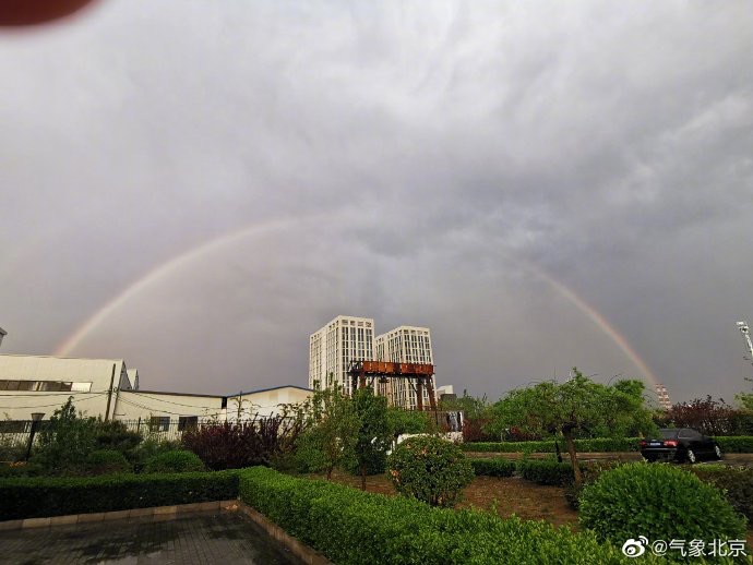 北京西边彩虹东边雨