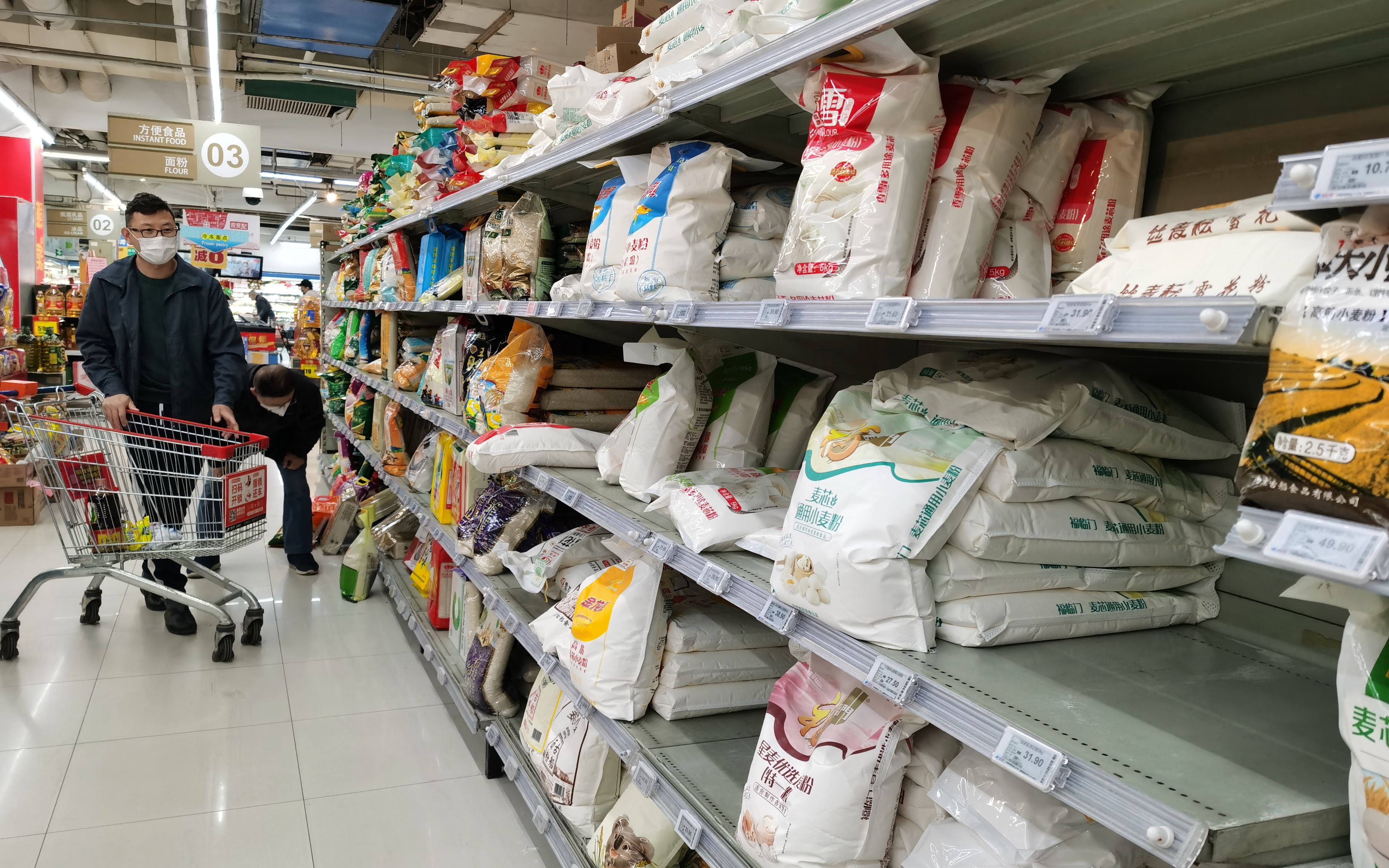 某超市米面货架上,尤其是面粉货架上空置较多,部分产品卖断货.