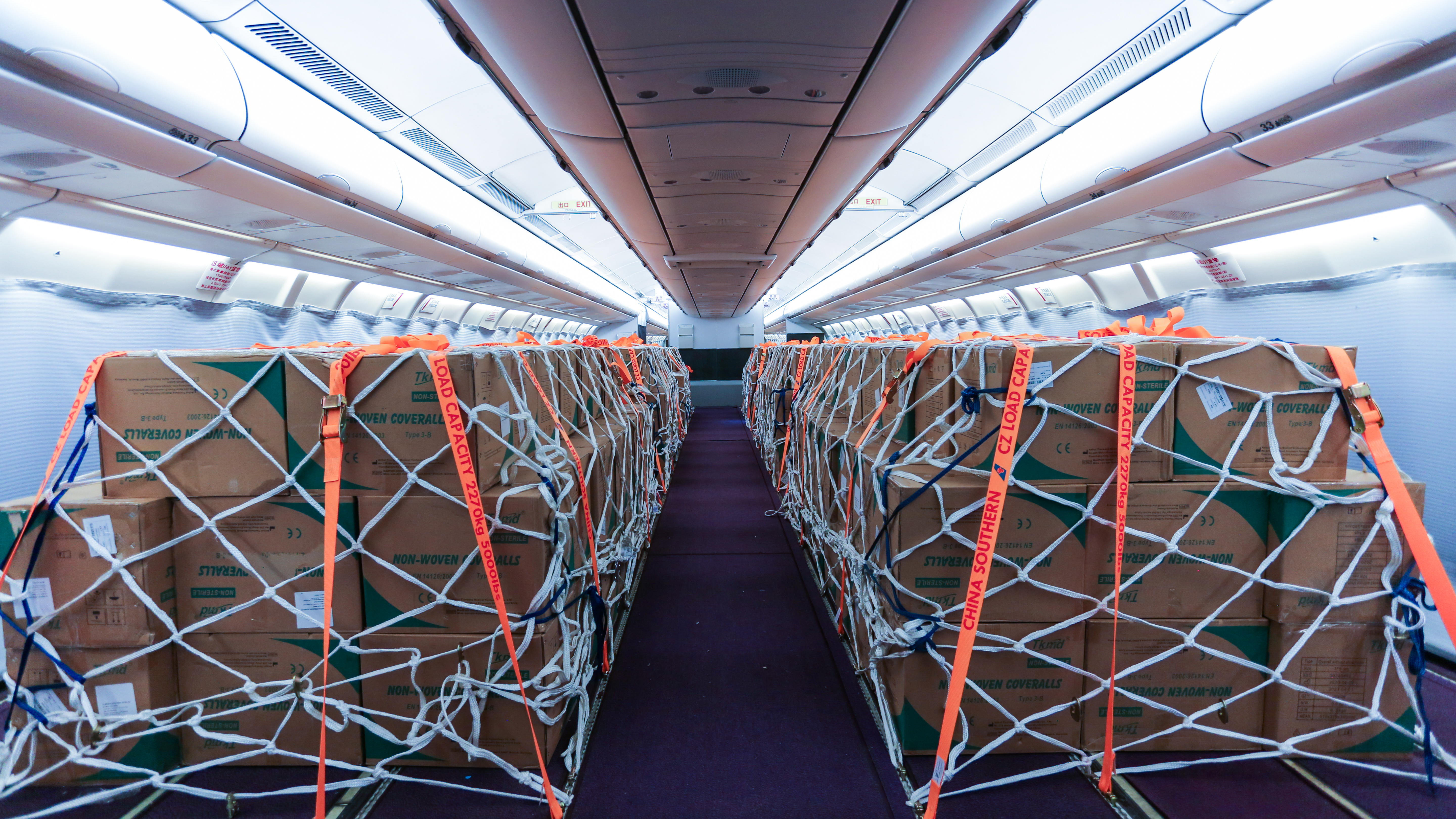 航班机型为a330宽体客机,但与以往不同的是,这架飞机客舱里没有座位