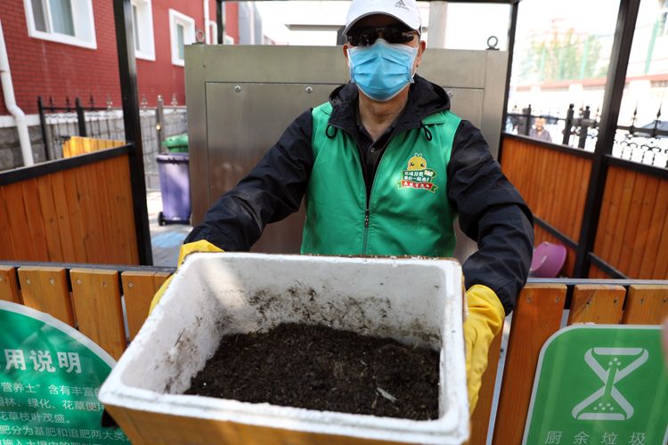 二里庄厨余堆肥晾晒区，营养土需要晾晒24小时。