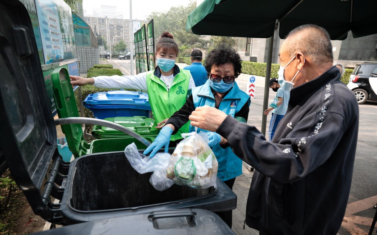 探访北京新版垃圾分类实施首日 这些垃圾成“易错题”