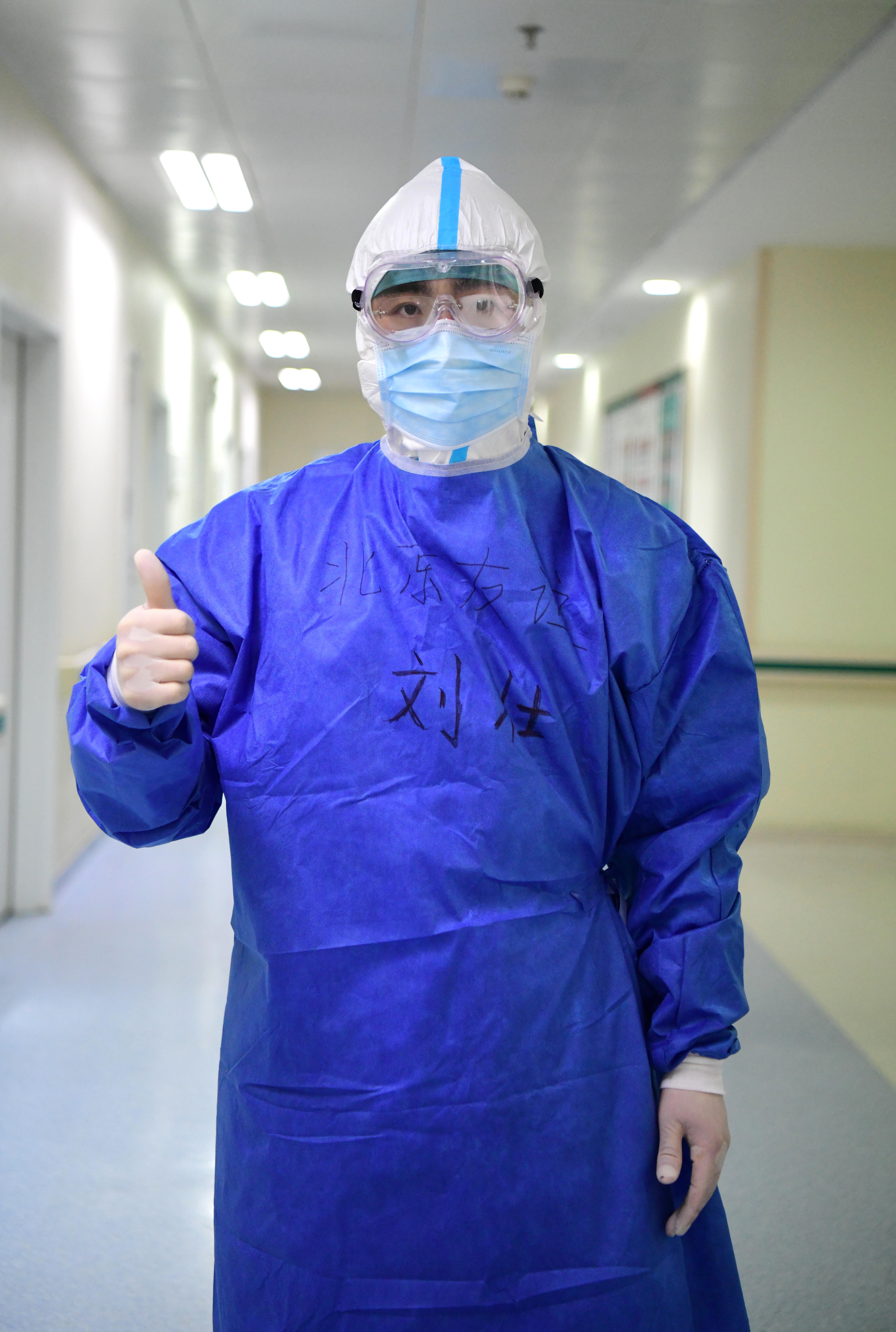 icu医生刘壮在武汉挑起一个人的战时医务处