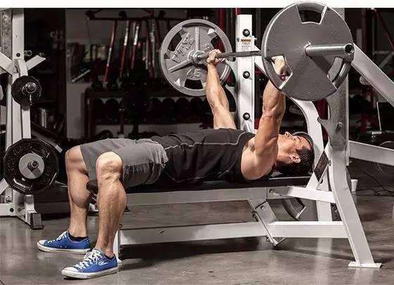 健身房里"举铁"等力量训练可佩戴口罩进行.有适合戴口罩从事的运动吗?