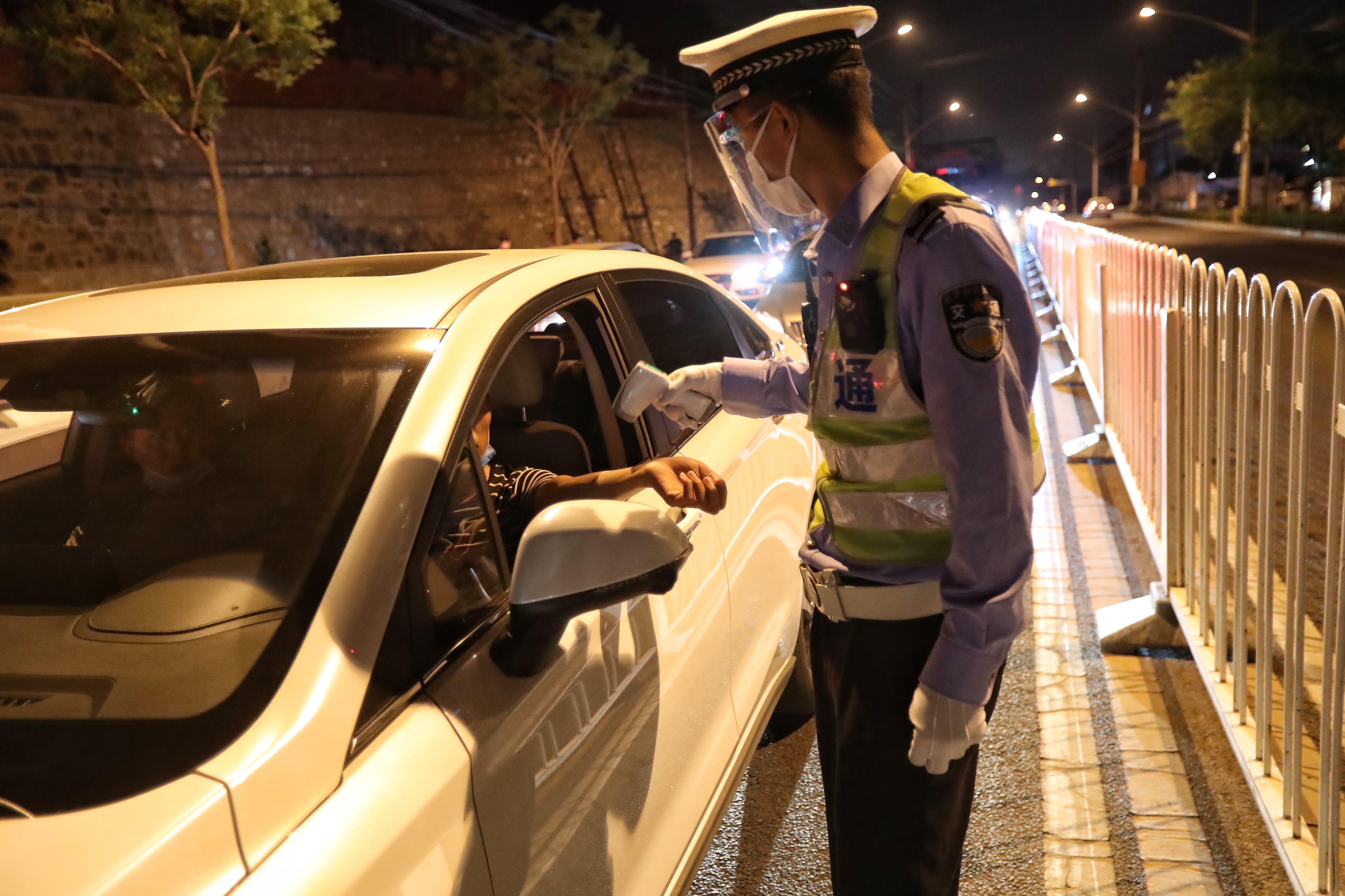 北京交警已恢复酒驾夜查 测酒前先测温 爱心彩虹影院