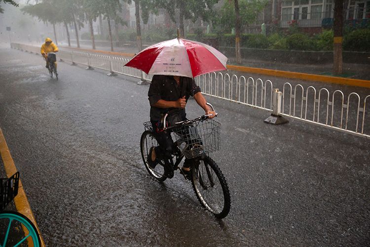北京下午大雨倾盆全市雷电黄色预警中仍需继续防范