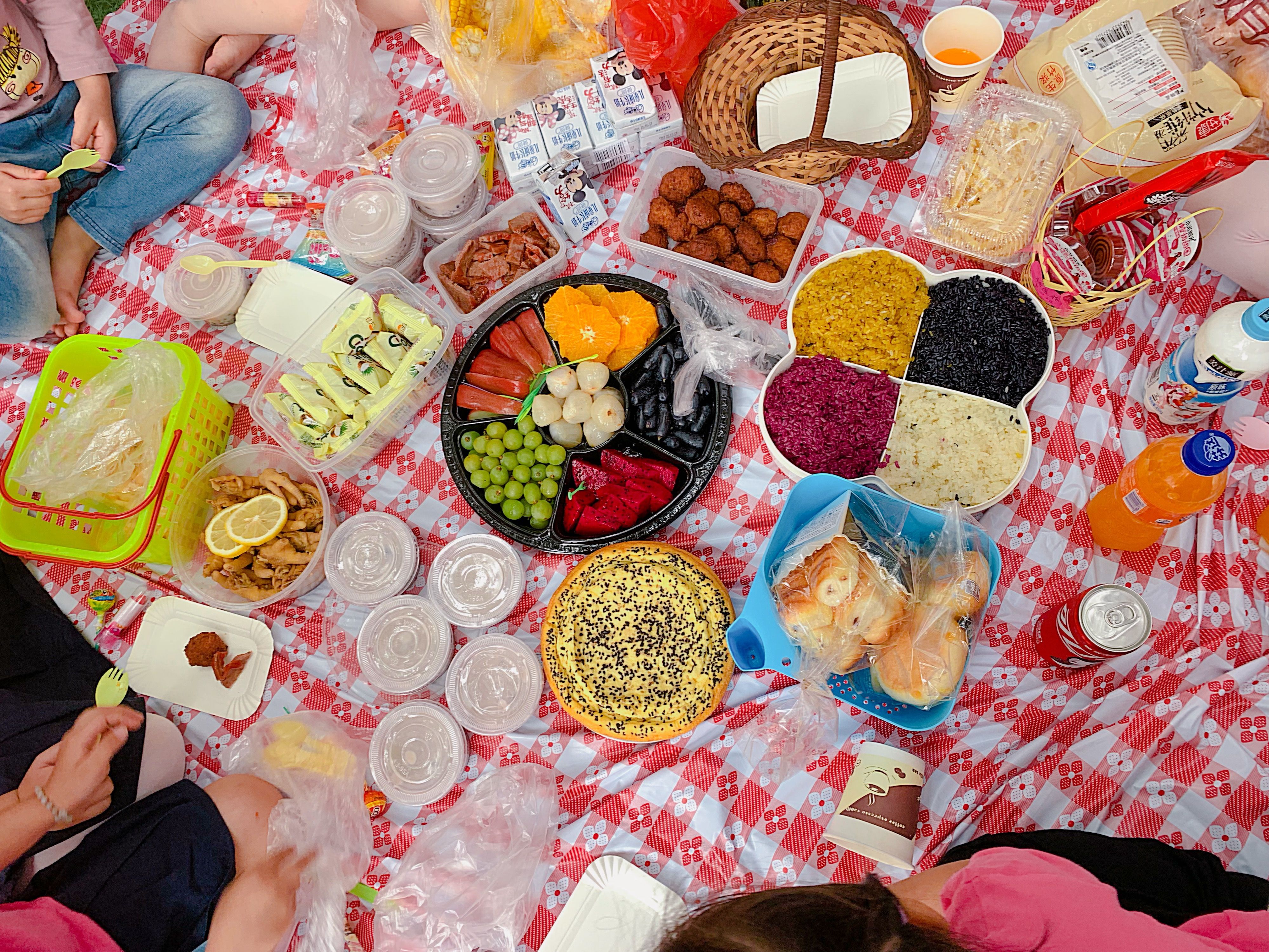 野餐活动分为上午和下午两场,中班和大班的孩子们在上午野餐,食物