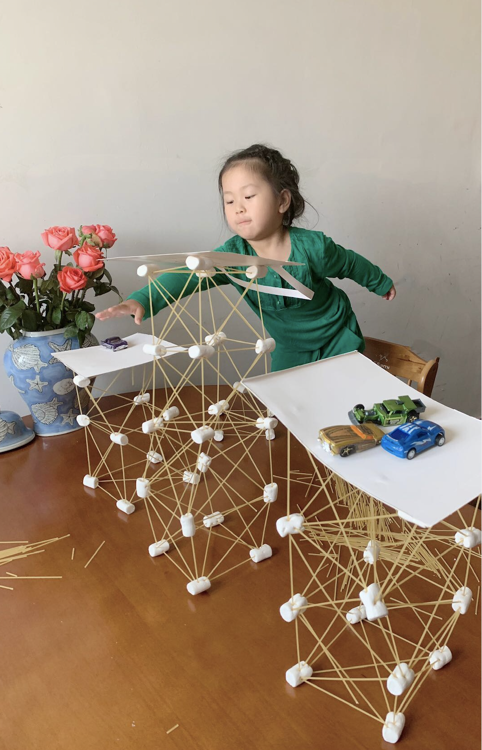 思考过后,中科院幼儿园小朋友用棉花糖和意大利面搭建出了tower