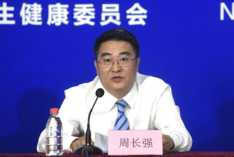 国家卫生健康委医政医管局副局长周长强在回答记者提问.