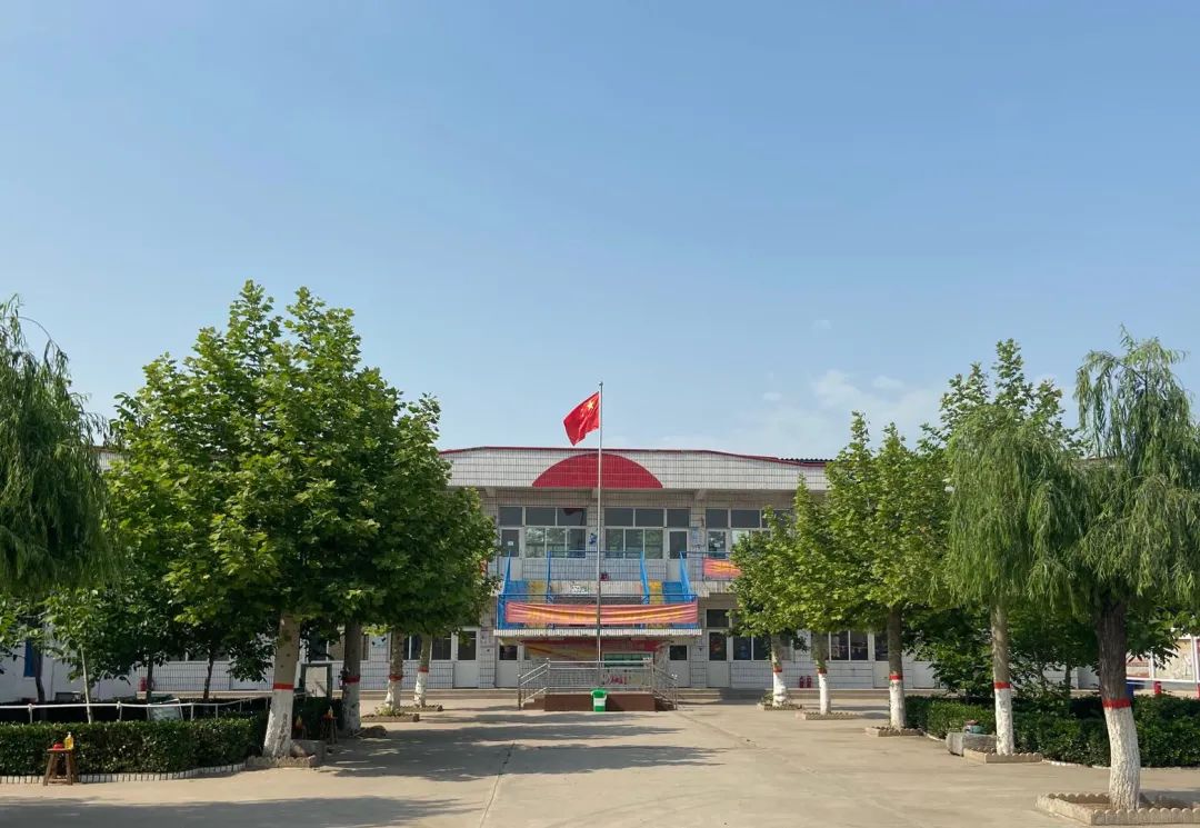 一棟兩層建築是沙河城鎮中學的主要教學樓,原為南街小學校舍.