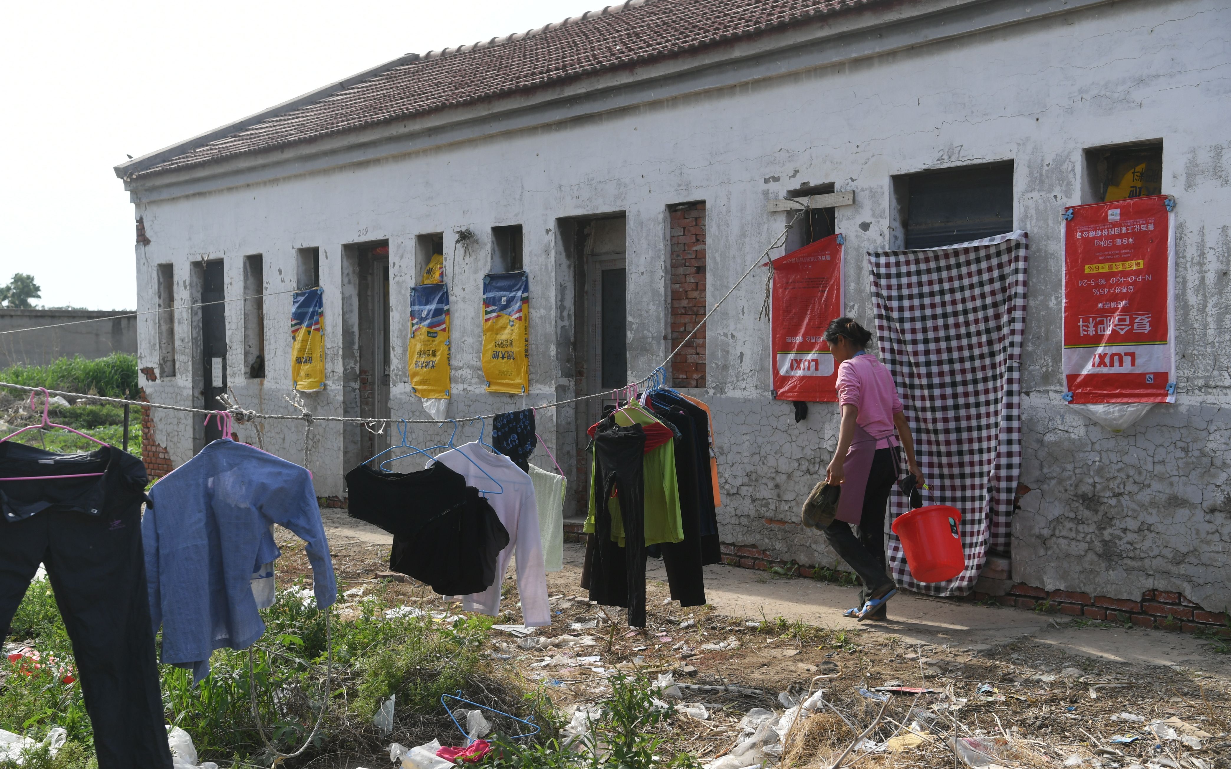 他们就住在这一排平房里.新京报记者 王颖 摄