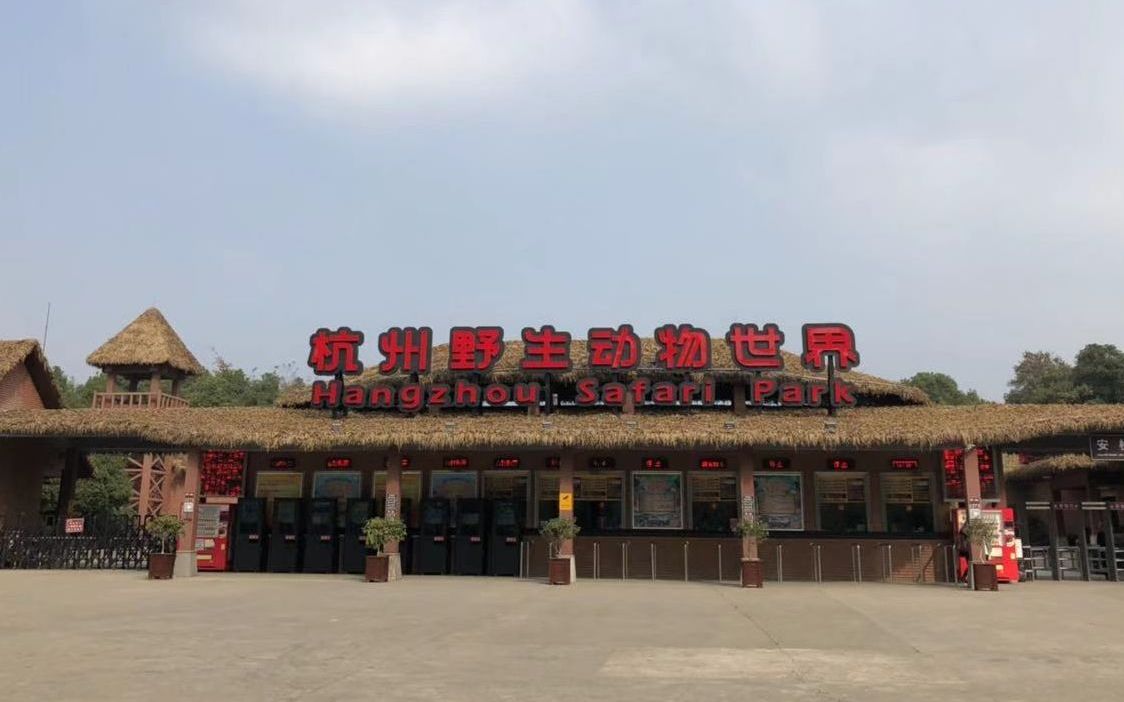 去年10月,郭兵到动物世界和工作人员协商,要求退还年卡费用.