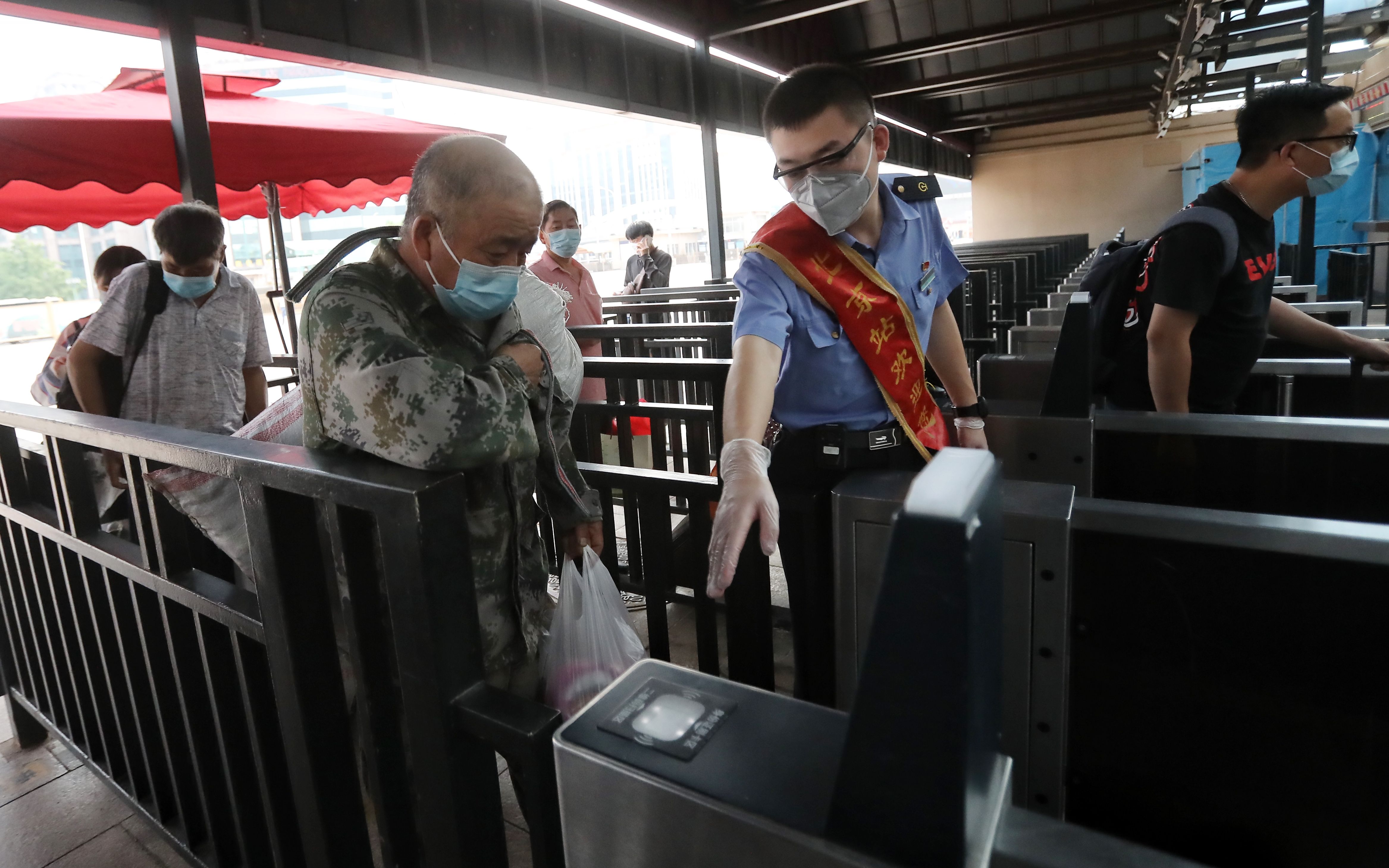 乘火车离京已不查核酸证明 大数据限制中高风险地区购票