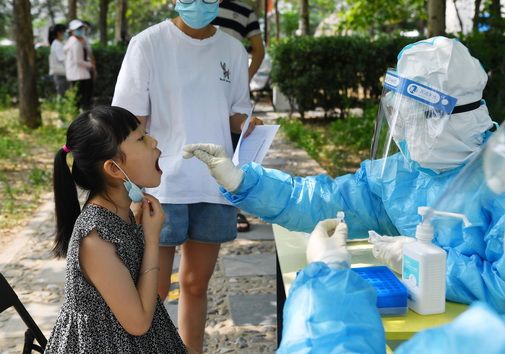 大兴封闭小区居民周末怎么过？测核酸、看病开药买蔬菜