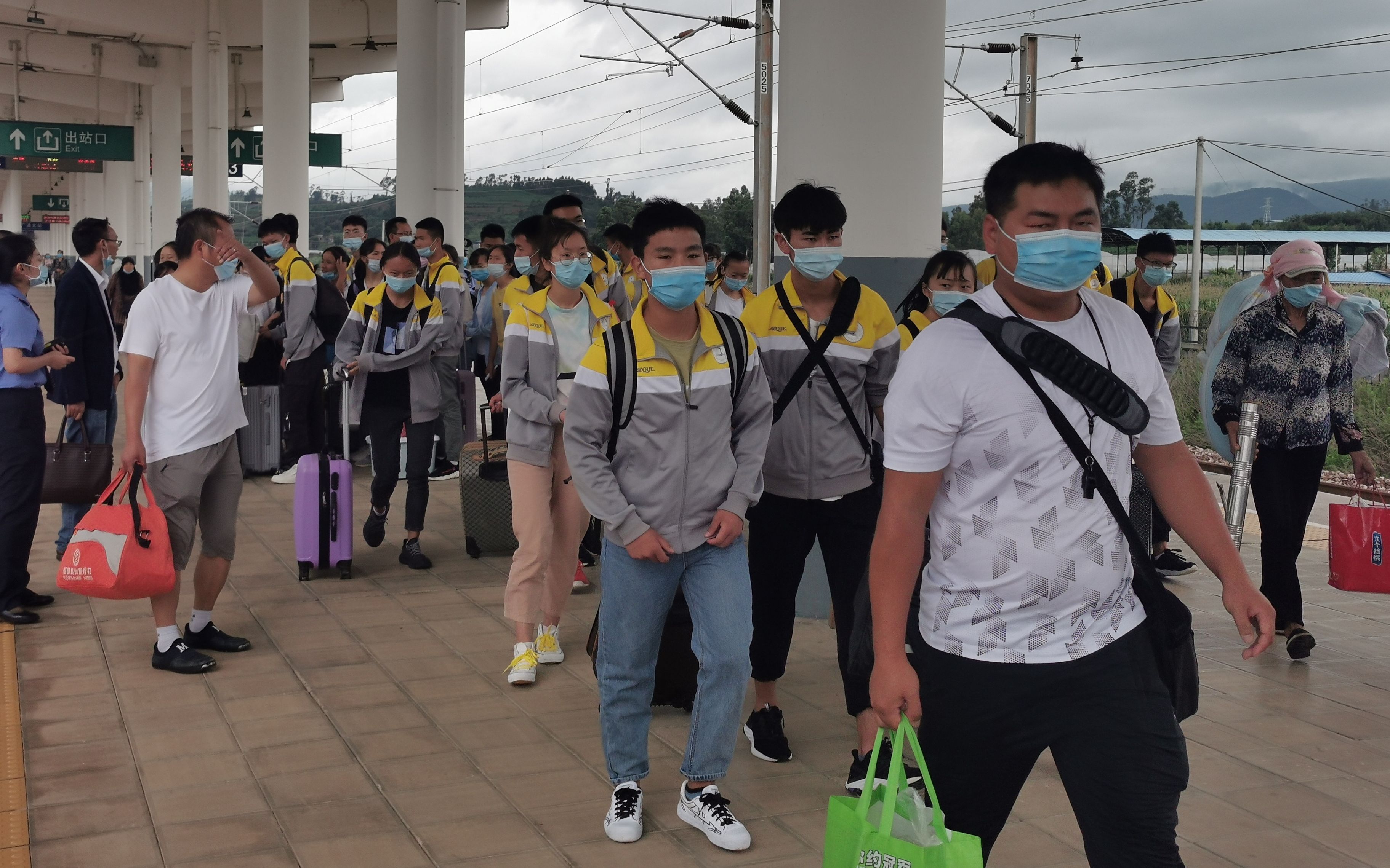 作为当地唯一一所高中 云南广通中学彝族学生坐动车高考