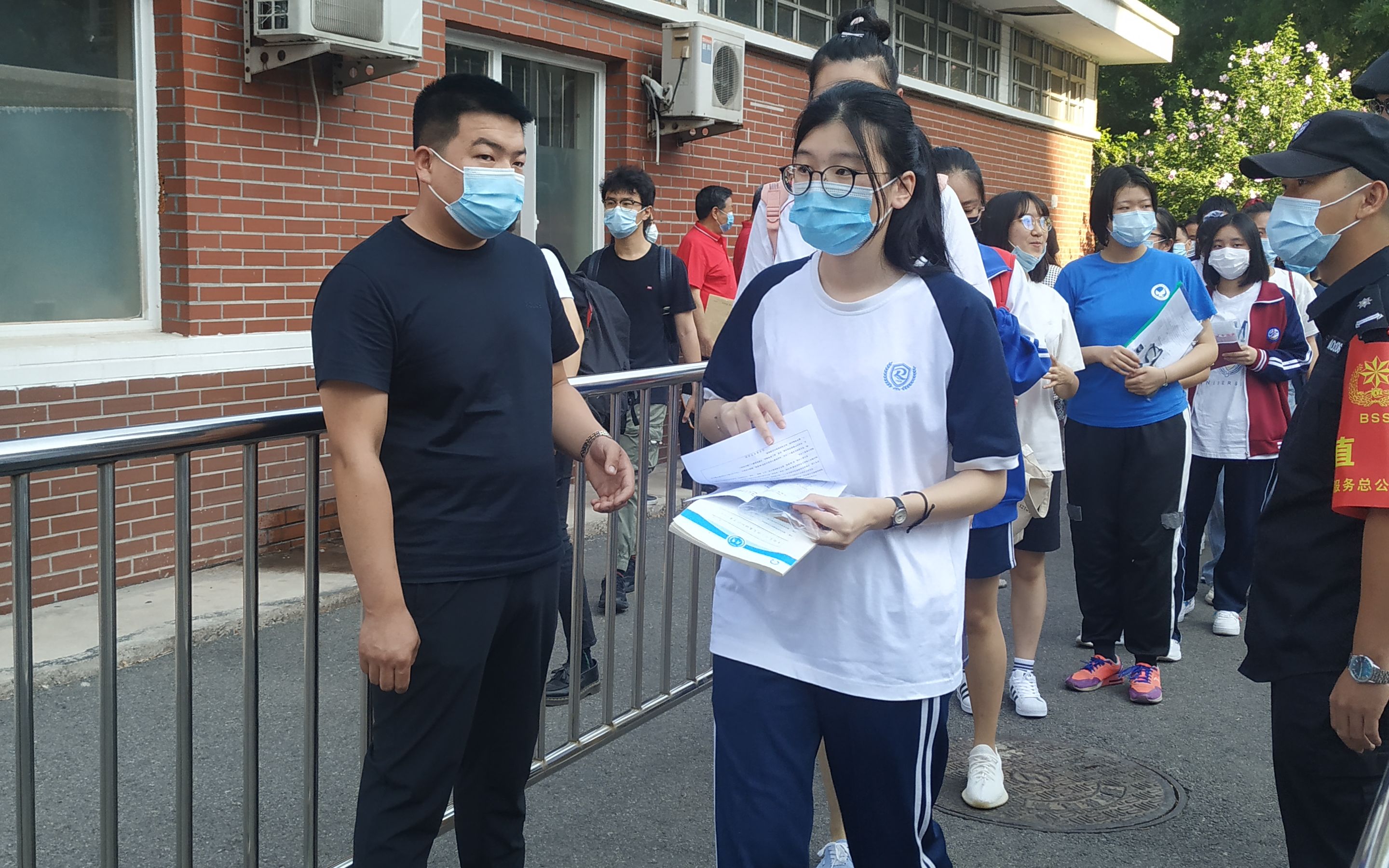 探访丰台最大考场北京第十二中学:教师为考生击掌打气