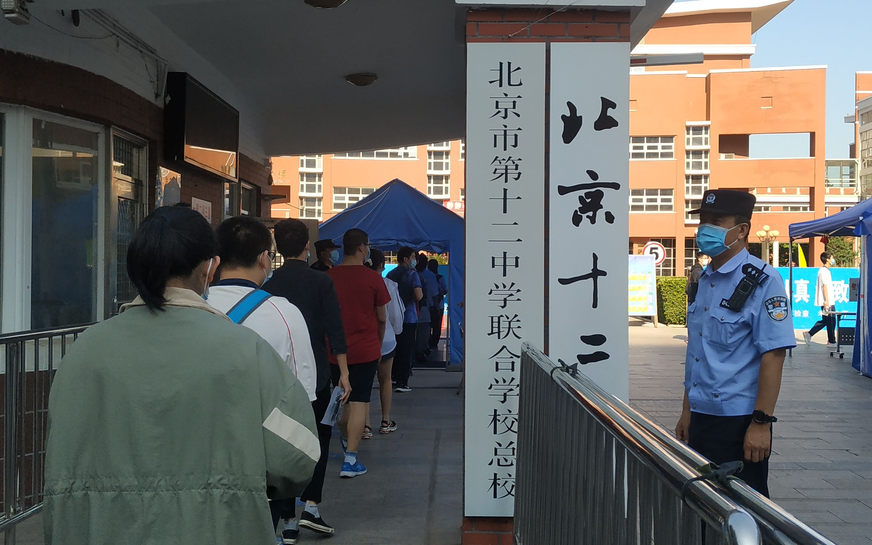 探访丰台最大考场北京第十二中学:教师为考生击掌打气