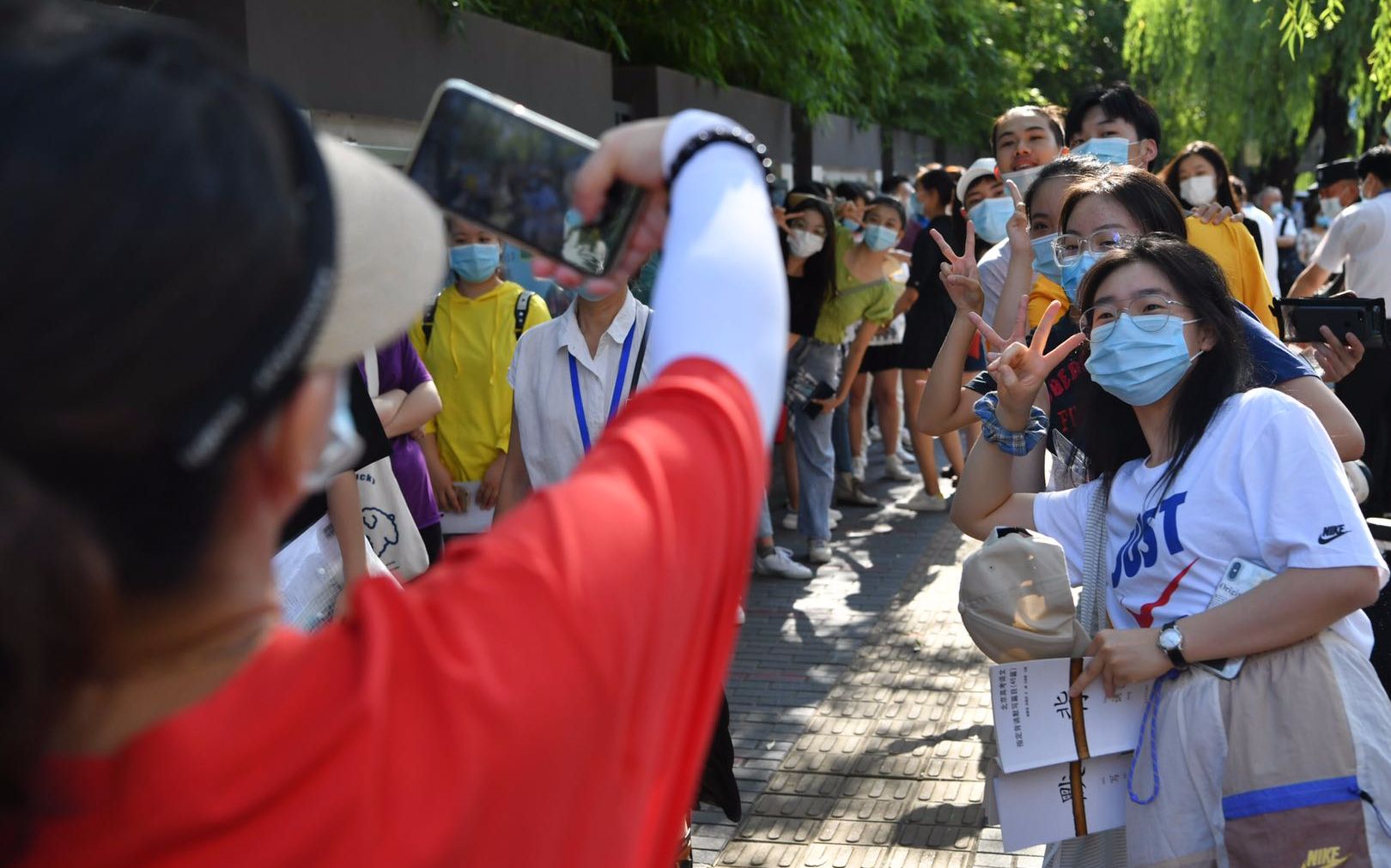 北京高考首日探访 考点入口处配备免洗洗手液