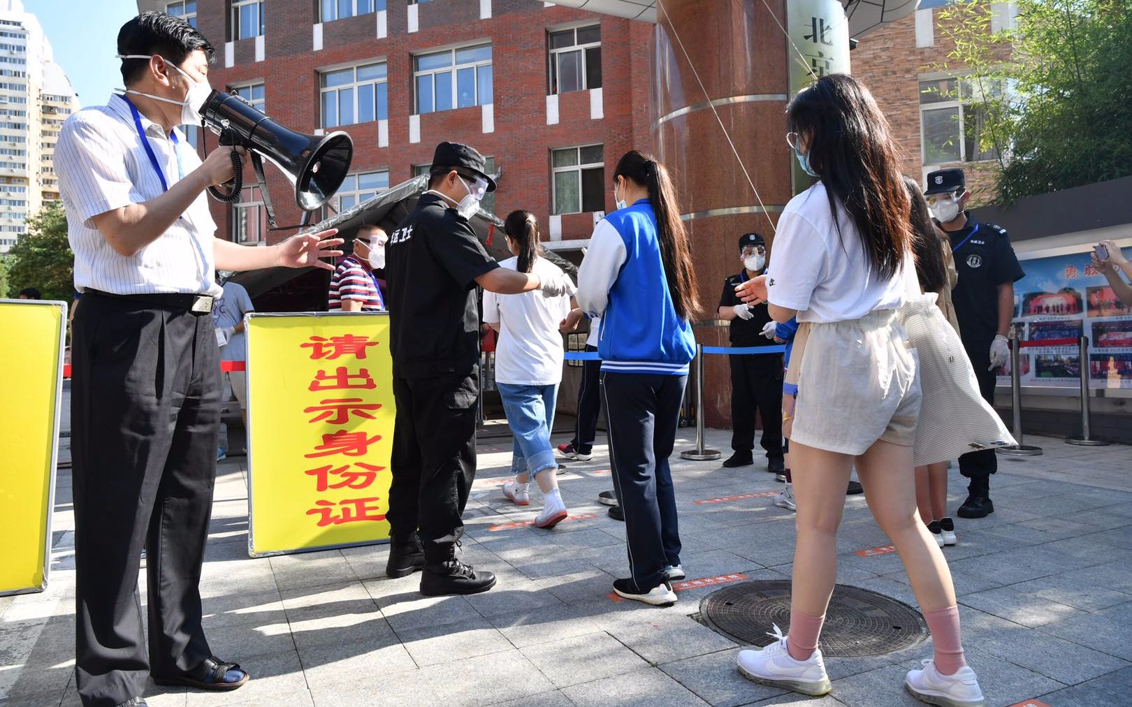 北京高考首日探访 考点入口处配备免洗洗手液