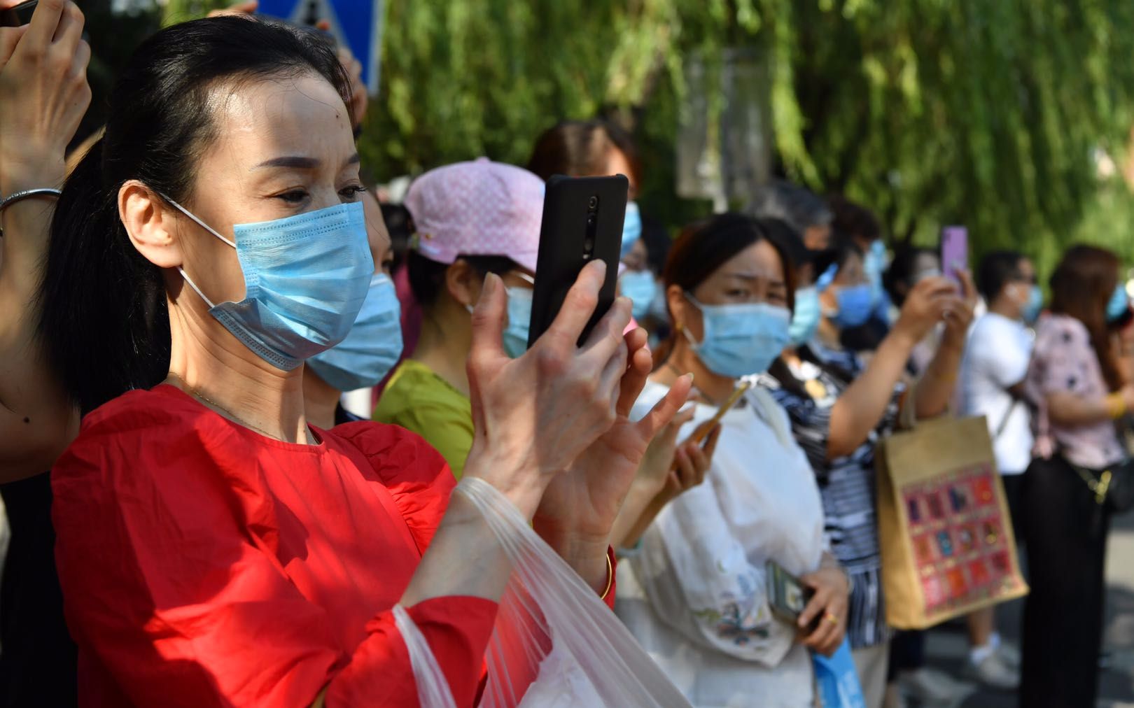 北京高考首日探访 考点入口处配备免洗洗手液