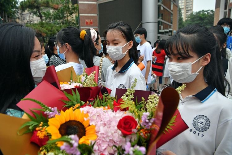 高考结束日 亲友团拉横幅 花 式庆祝