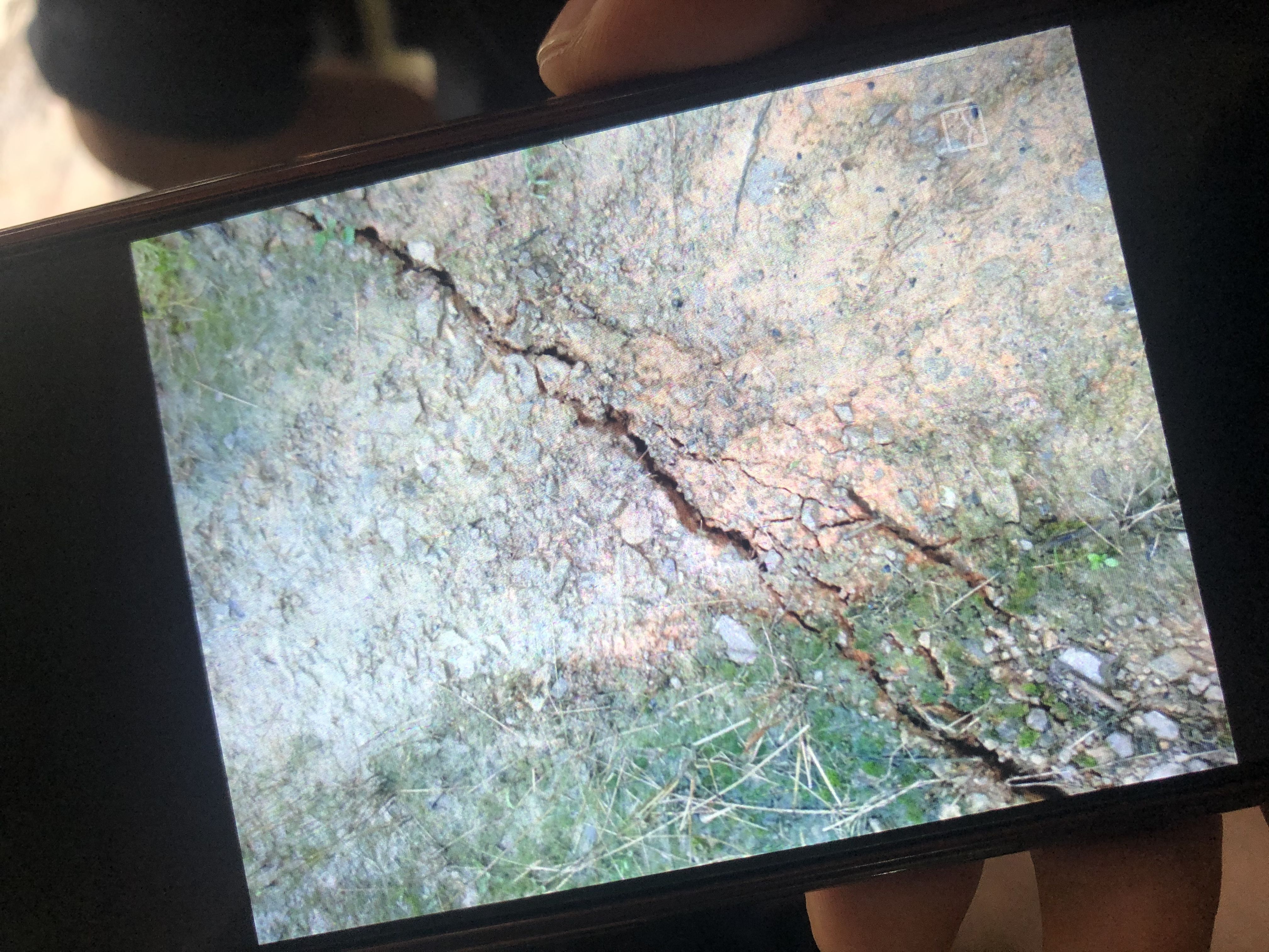 恩施山体滑坡泥土层厚处置难度大，堰塞湖水位已回落