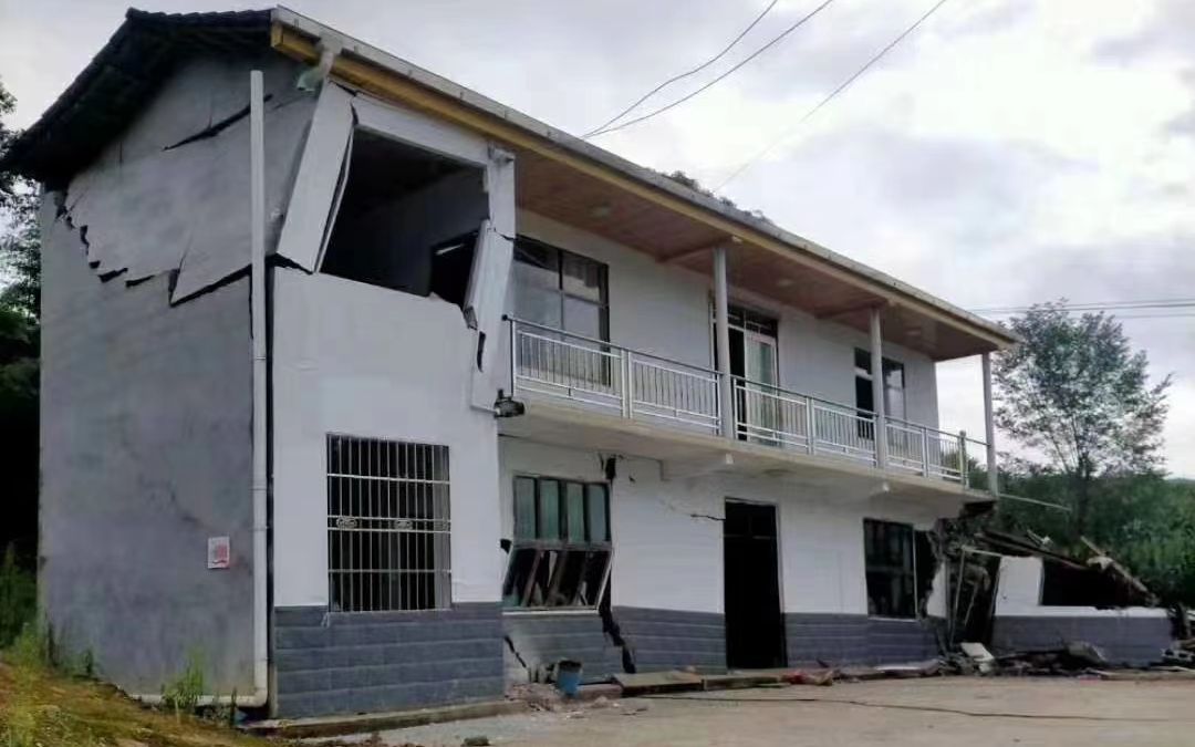 恩施山体滑坡泥土层厚处置难度大，堰塞湖水位已回落