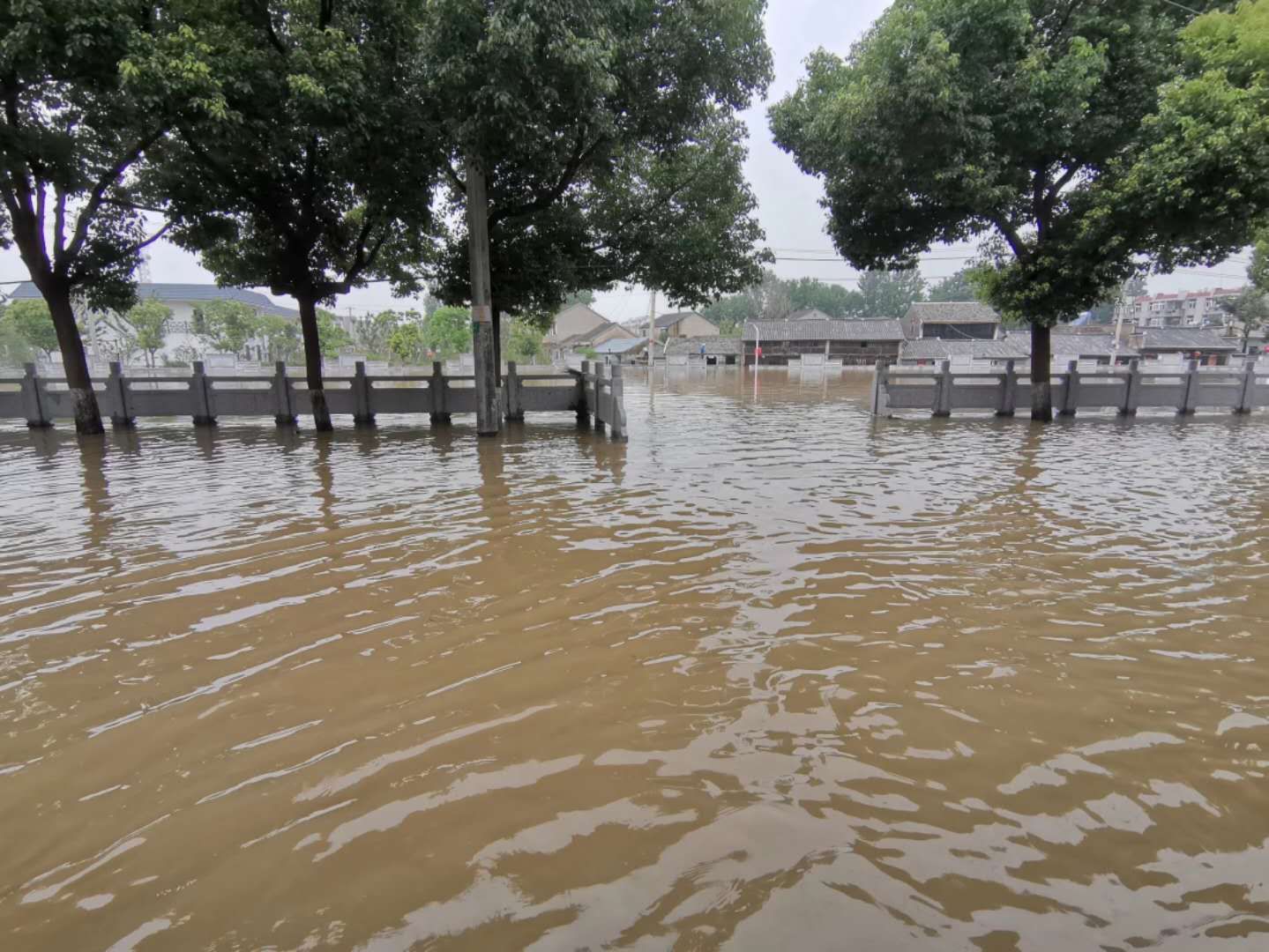强降雨致安徽巢湖柘皋镇发生内涝，当地已疏散转移1.4万人
