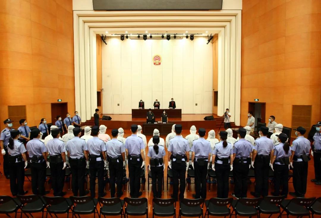 成立30余个催收组，“软暴力”滋扰欠款人，42人获刑