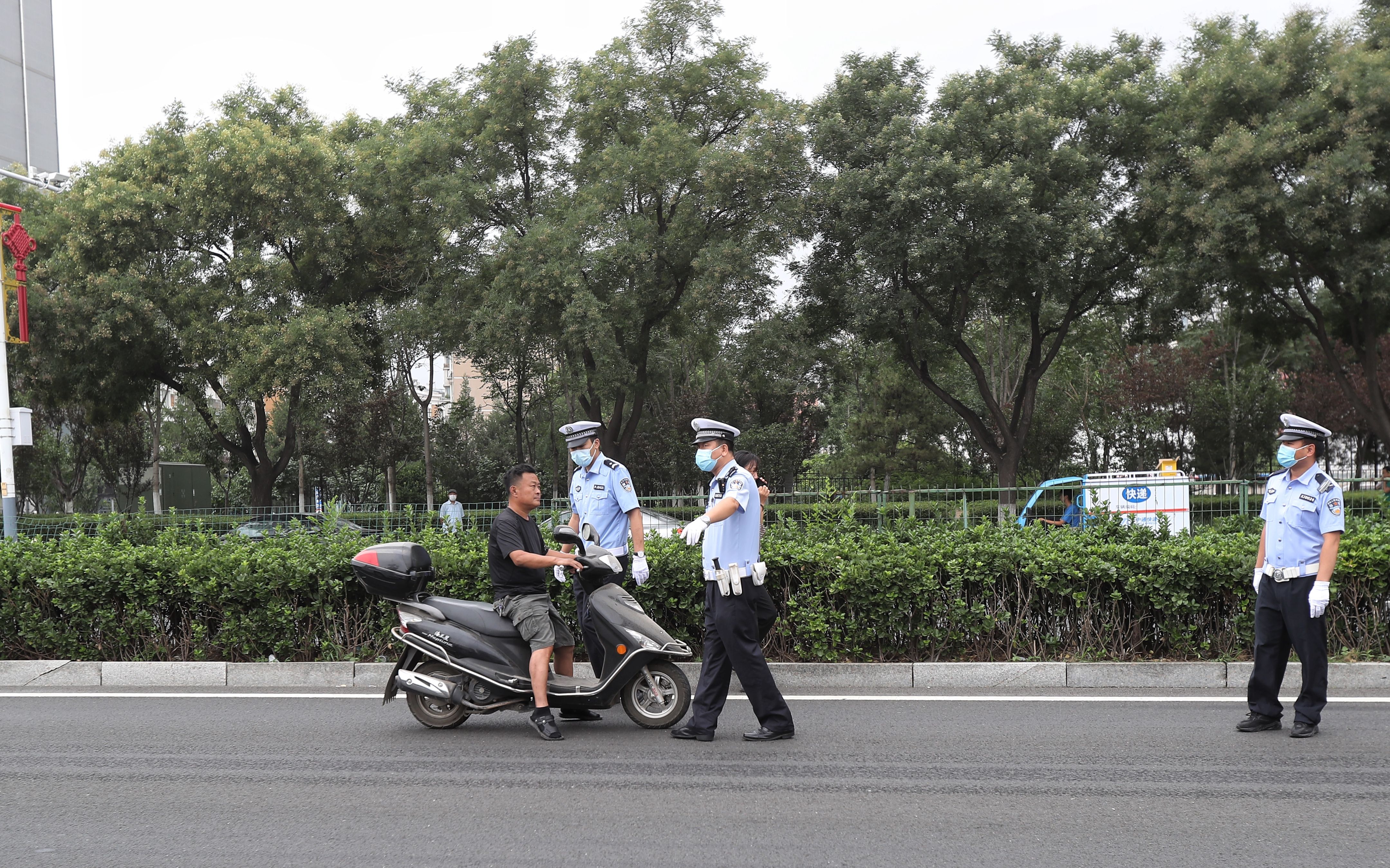 门头沟交警严查摩托车违法 有人“爆改”排气管只为声浪更大