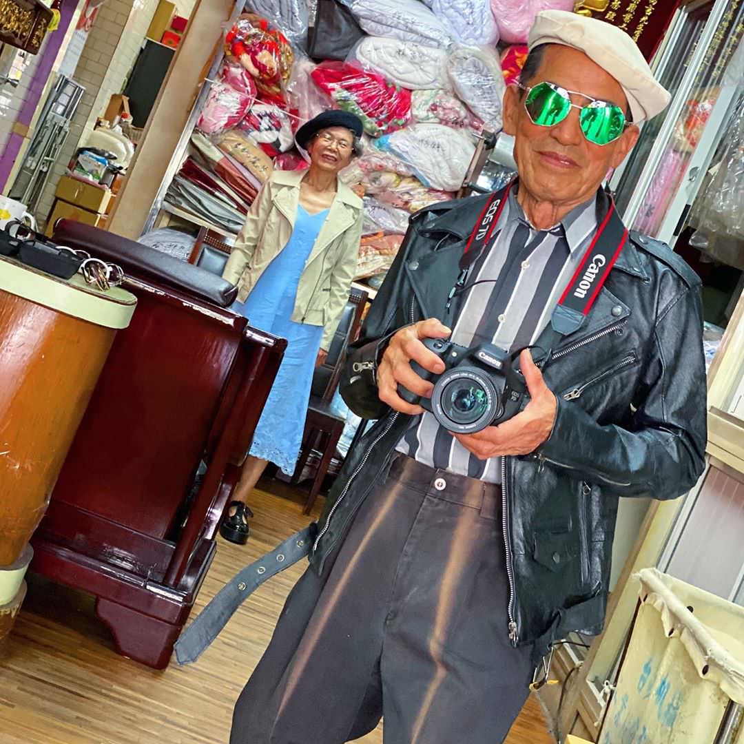 万秀洗衣店里的古着夫妇：年过八十，穿“无主旧衣”走红网络