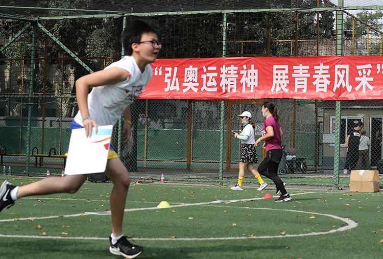 青年趣味運動會炎炎夏日玩冰壺