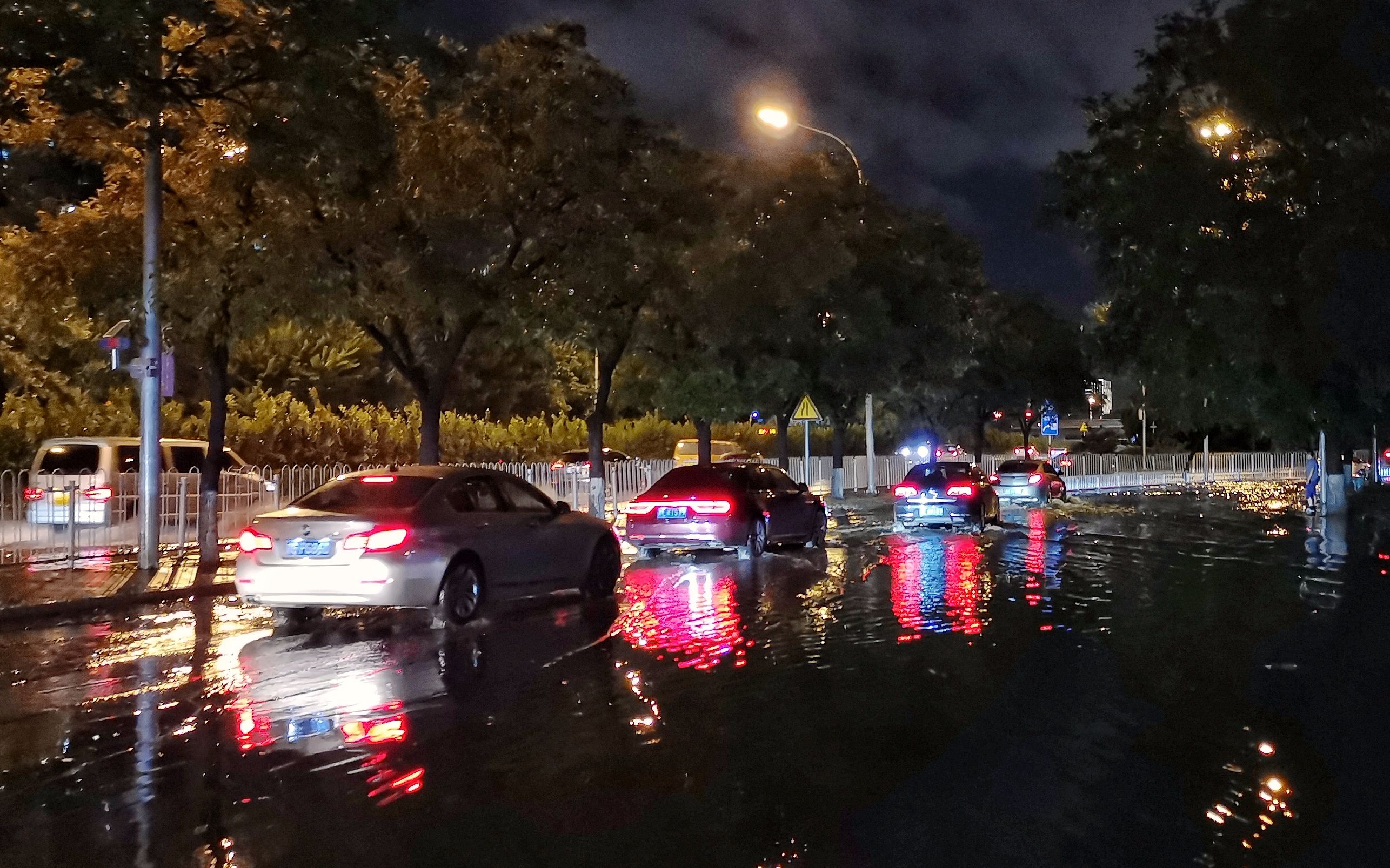 东二环广渠门桥辅路内积水半米深、有车辆熄火，交警已到场