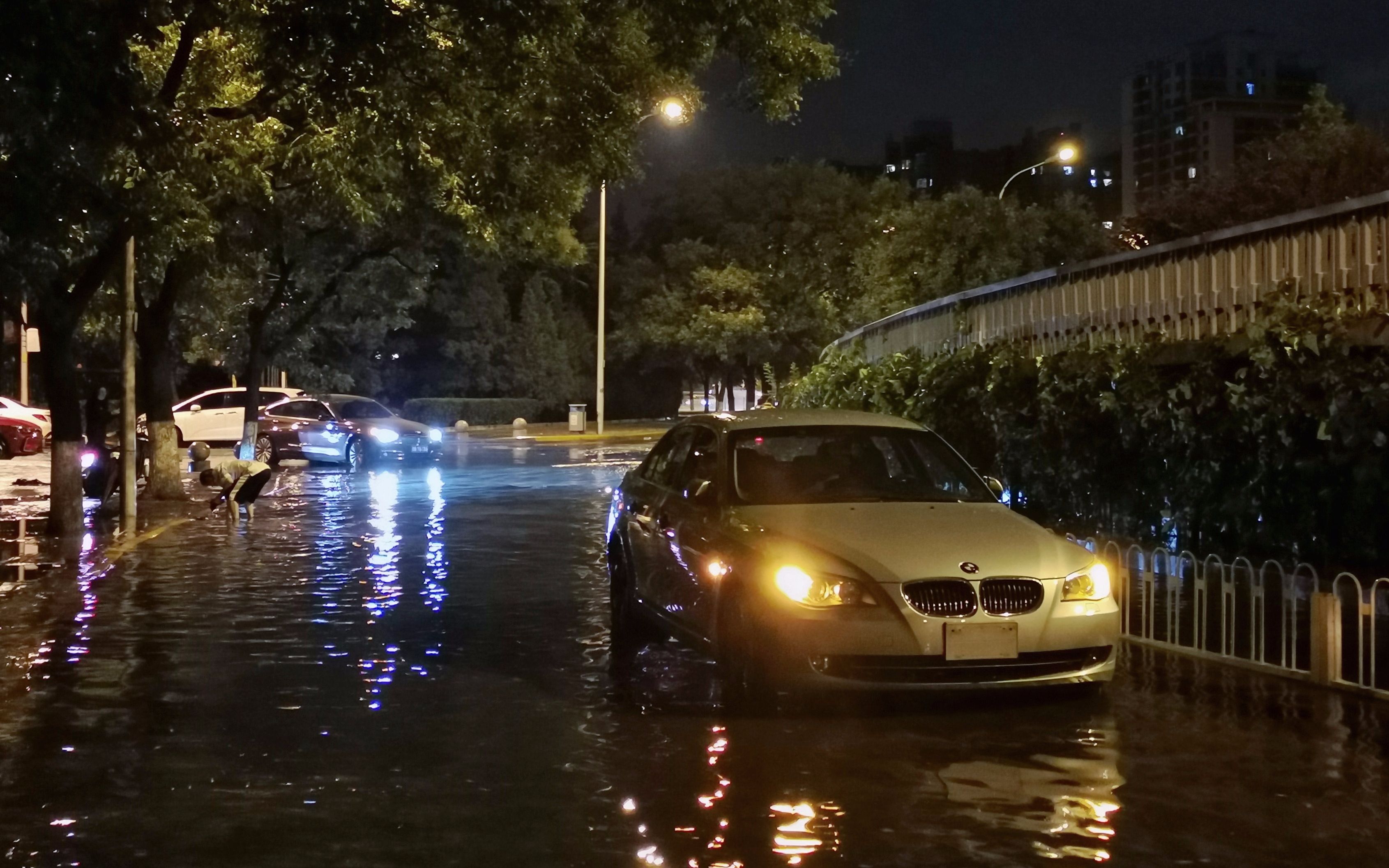 东二环广渠门桥辅路内积水半米深、有车辆熄火，交警已到场