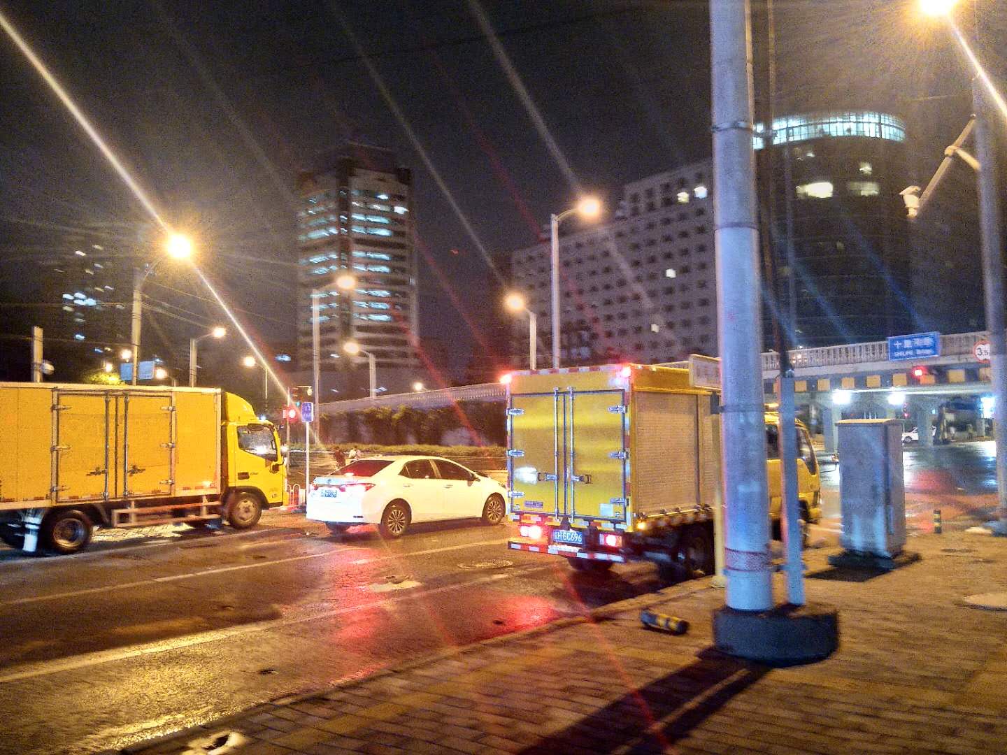 降雨致十里河桥一带出现积水，交通现已恢复