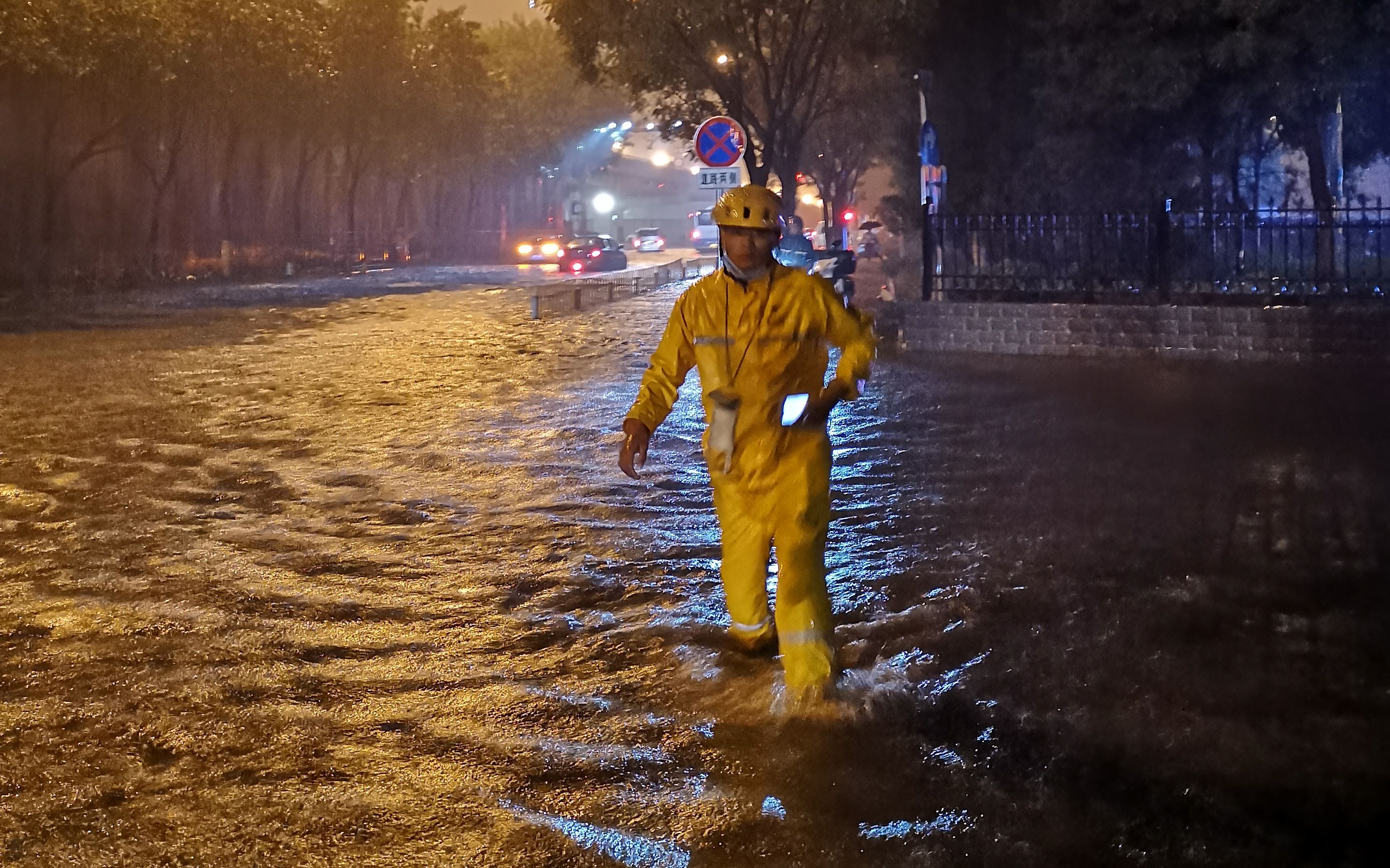 岳各庄桥排水管道渗水致部分道路封路，外卖员小跑过积水区