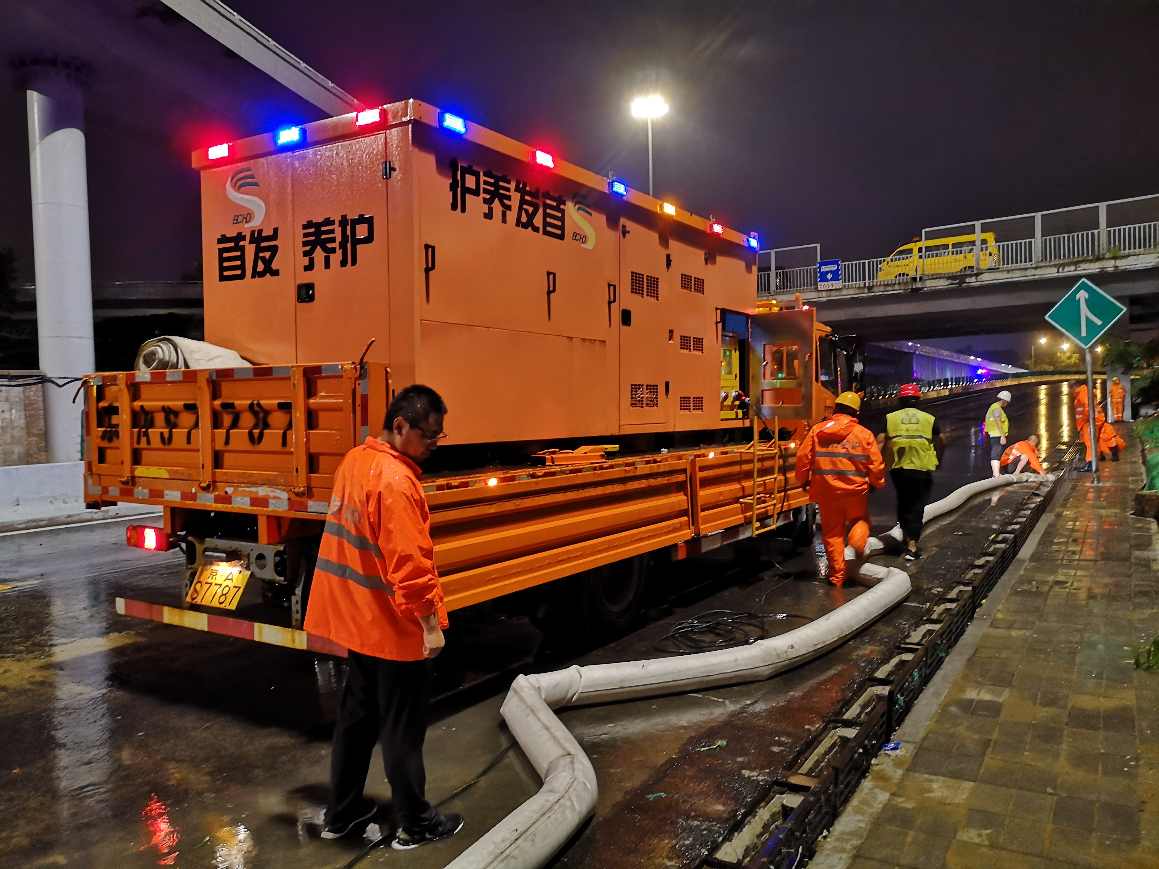岳各庄桥排水管道渗水致部分道路封路，外卖员小跑过积水区