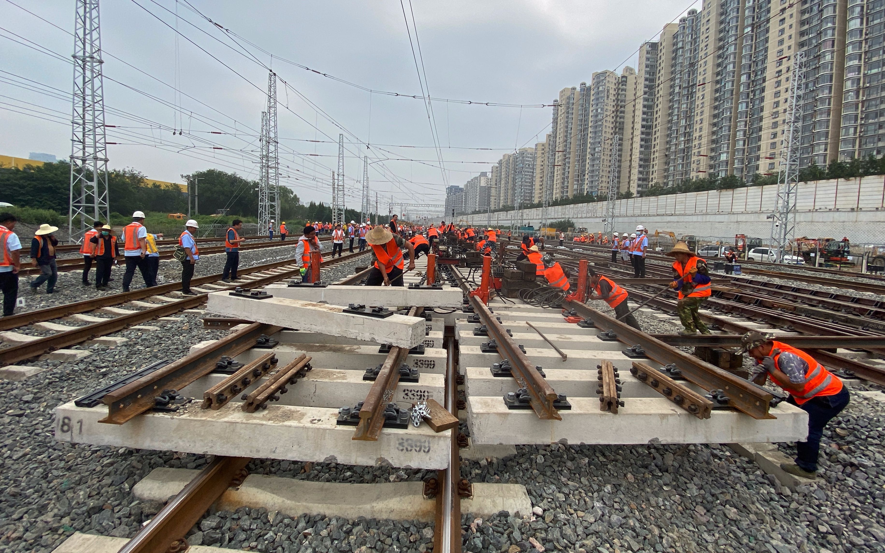 丰台站京沪、京广普速铁路开始拨线，将引入新站房