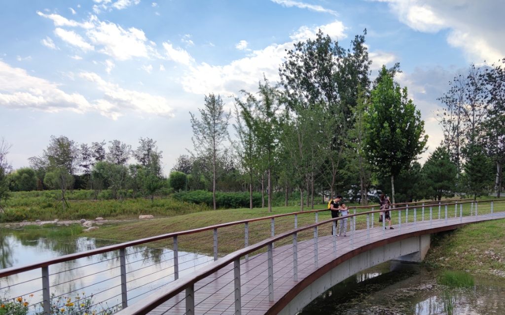京城最大“绿肺”温榆河公园今日开园 阵雨过后游客抓拍晚霞