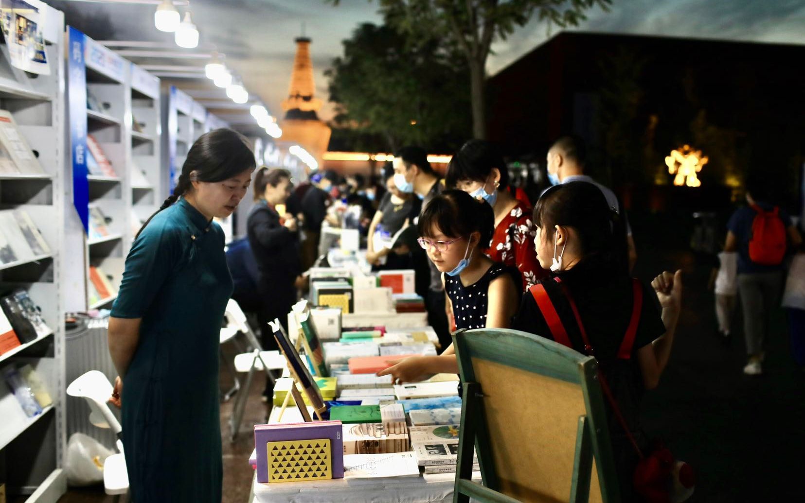 “北京书店之夜”在石景山郎园开张，读者启动“疯狂朗读”