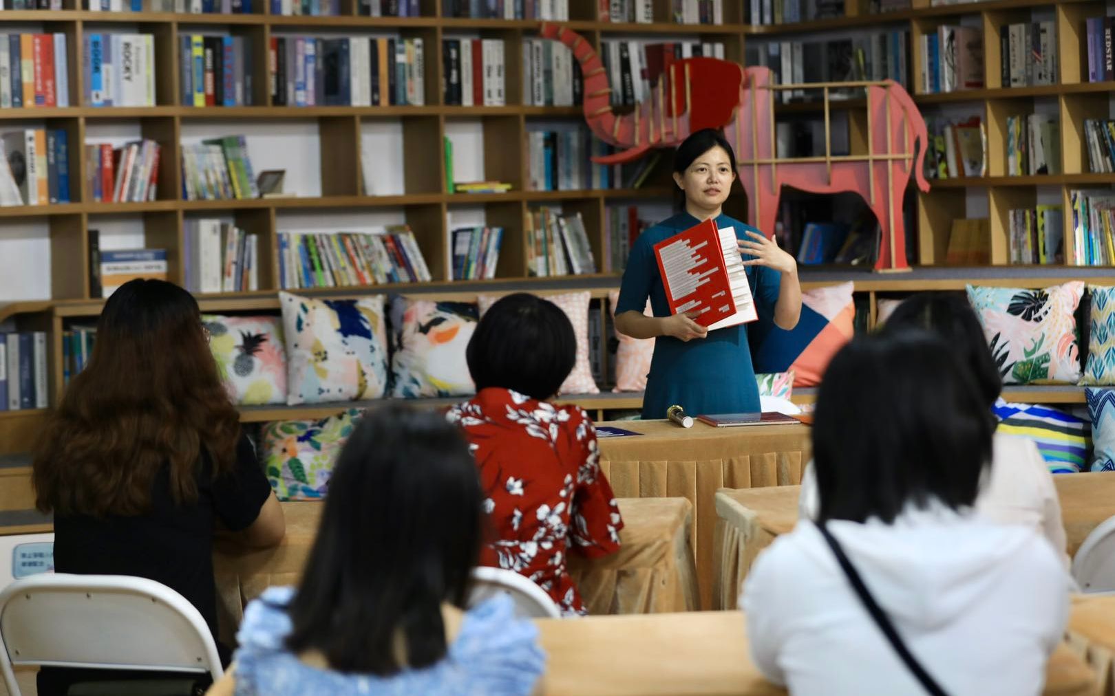 “北京书店之夜”在石景山郎园开张，读者启动“疯狂朗读”