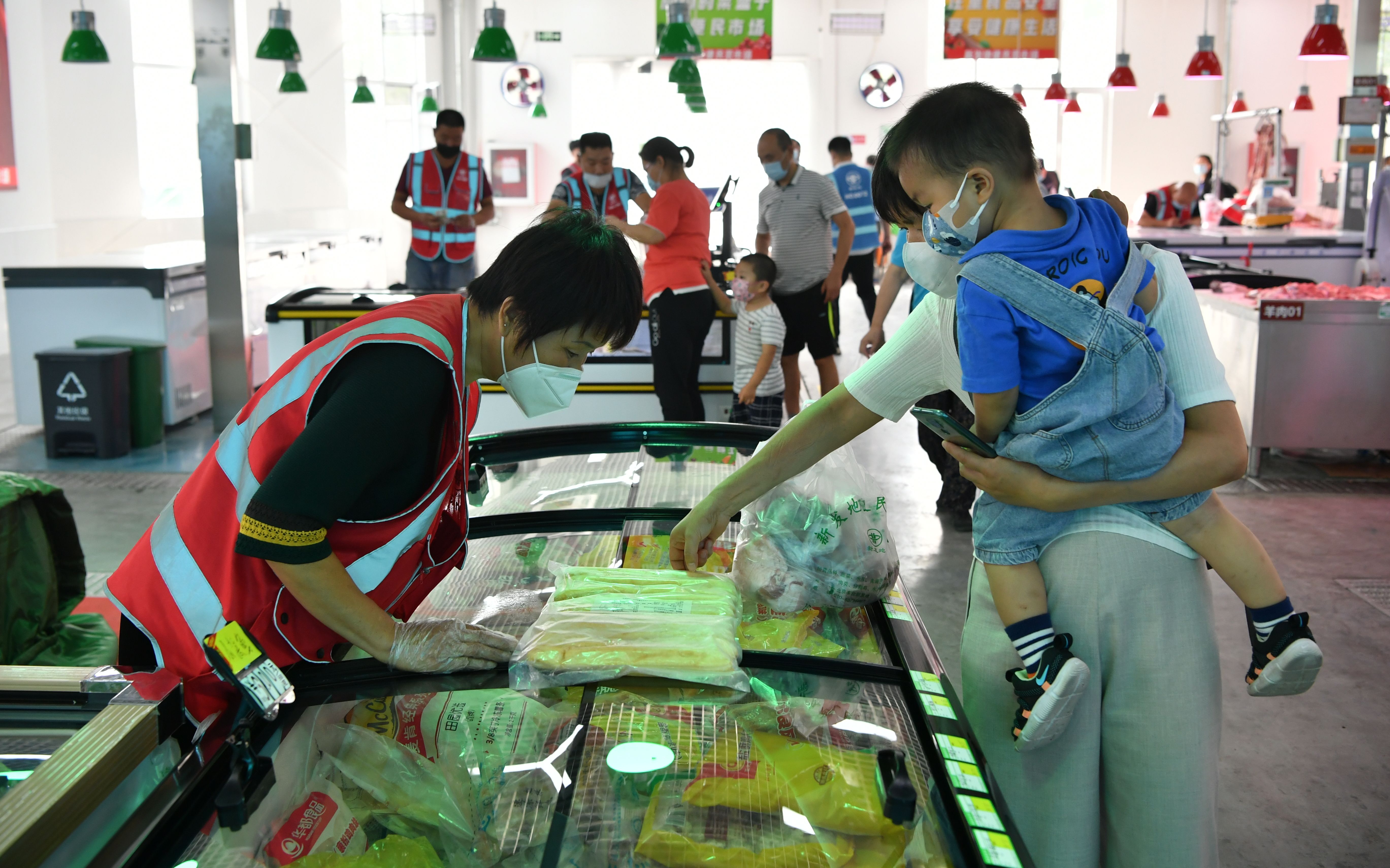 新发地全面复市首日探访，首都“菜篮子”装满没？