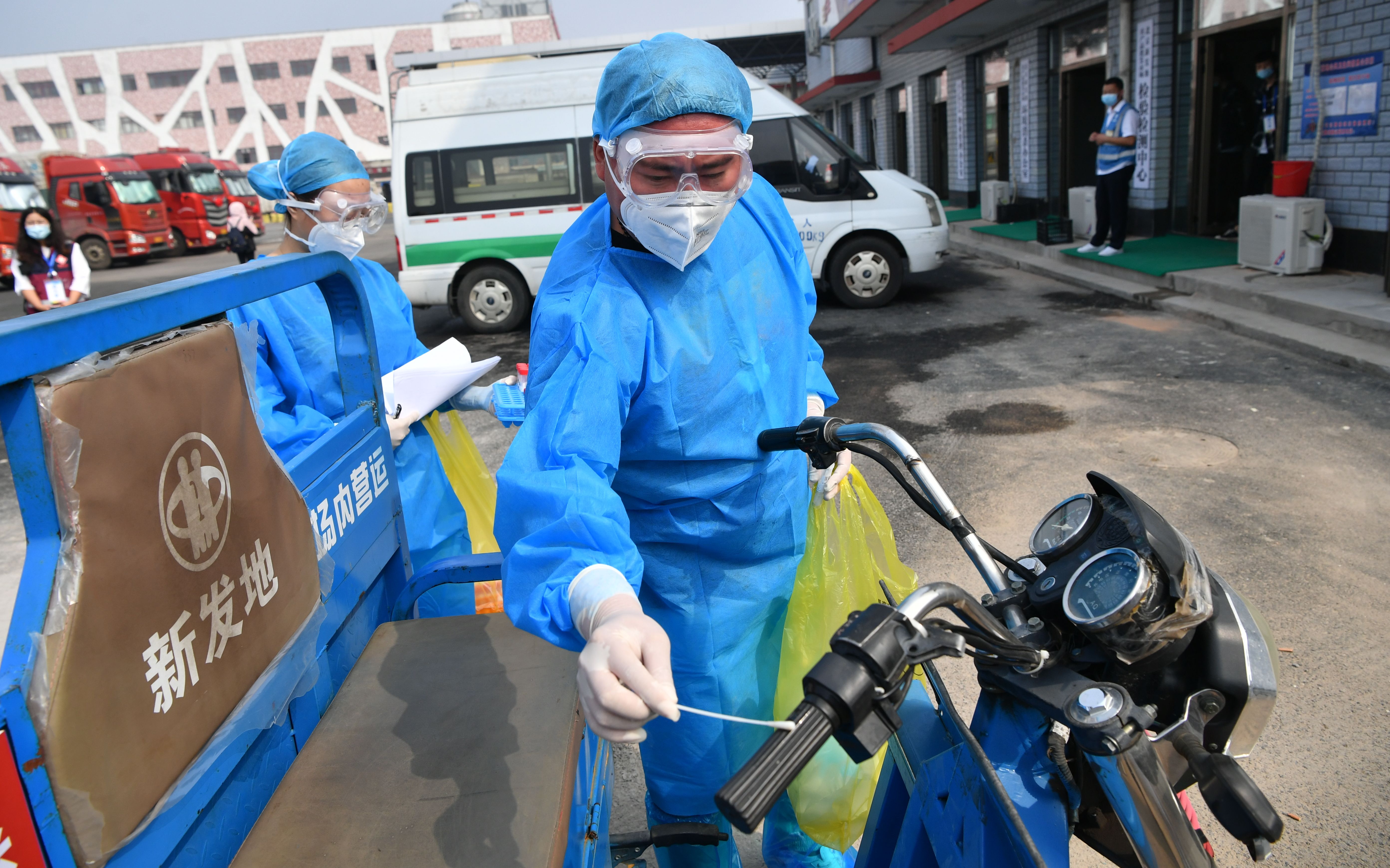 新发地全面复市首日探访，首都“菜篮子”装满没？