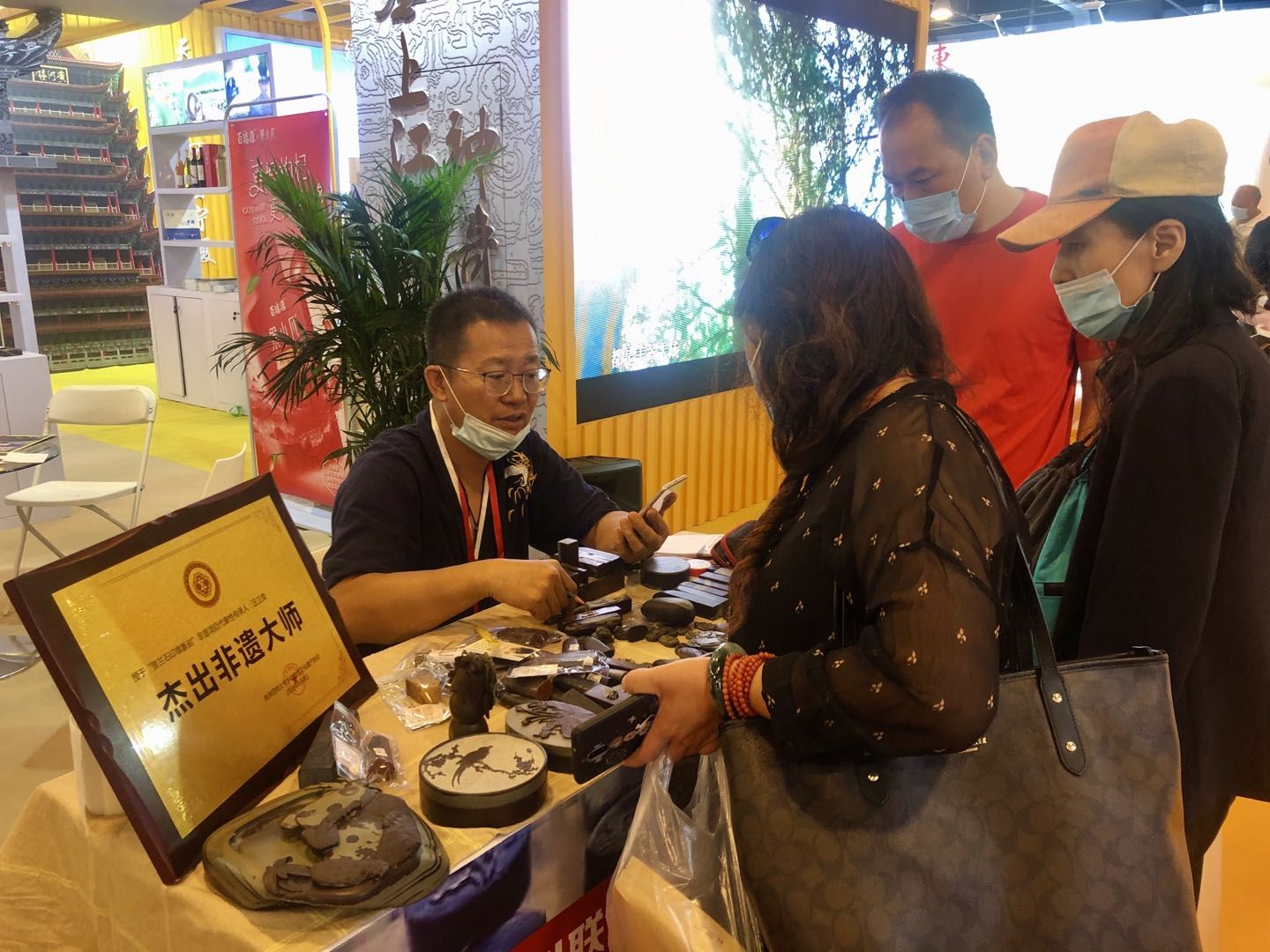 贺兰石印章篆刻非遗项目代表性传承人汪卫荣在宁夏旅游展区展示篆刻技艺。