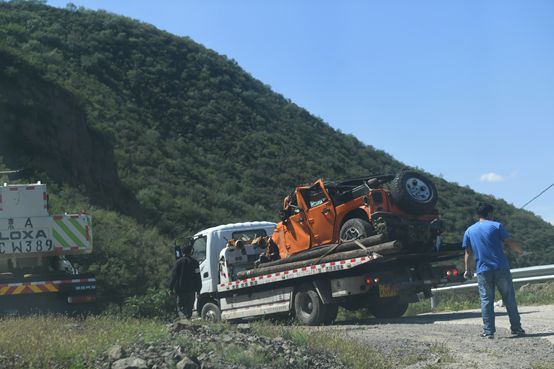 越野车滑落山崖 一月后才被吊起