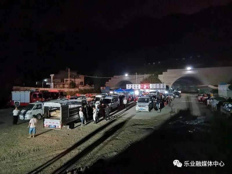 广西乐业隧道塌方致9人被困，救援工作正在开展