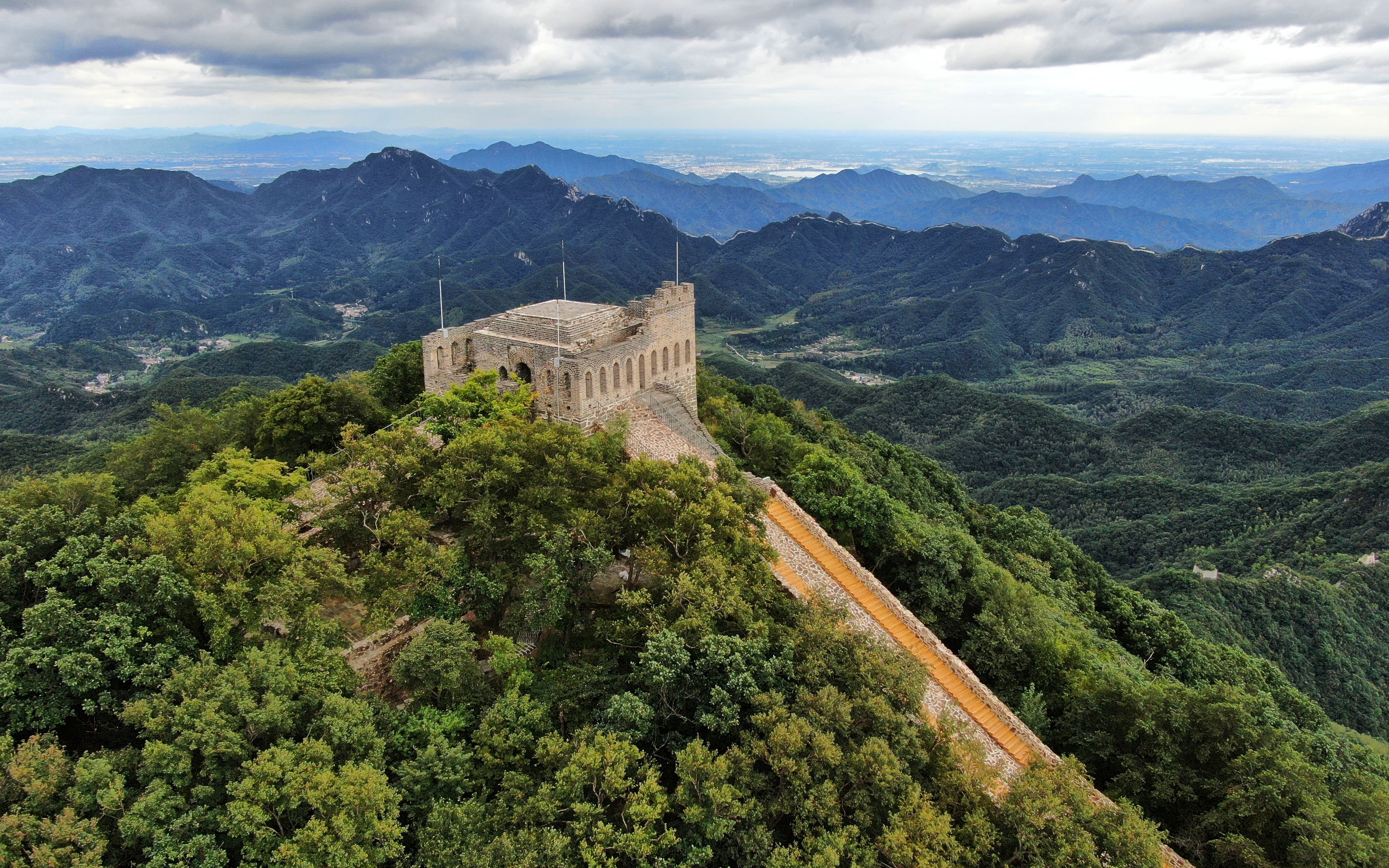 九眼楼地处延庆区四海镇火焰山主峰,海拔1141米,是万里长城中规模最大