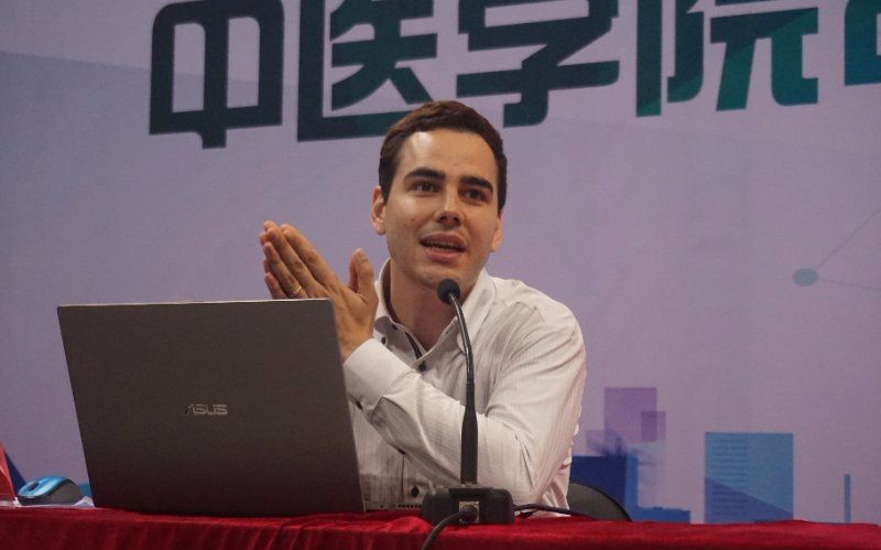 服贸故事讲述人：来中国十年，哥伦比亚小伙儿成了中医博士生