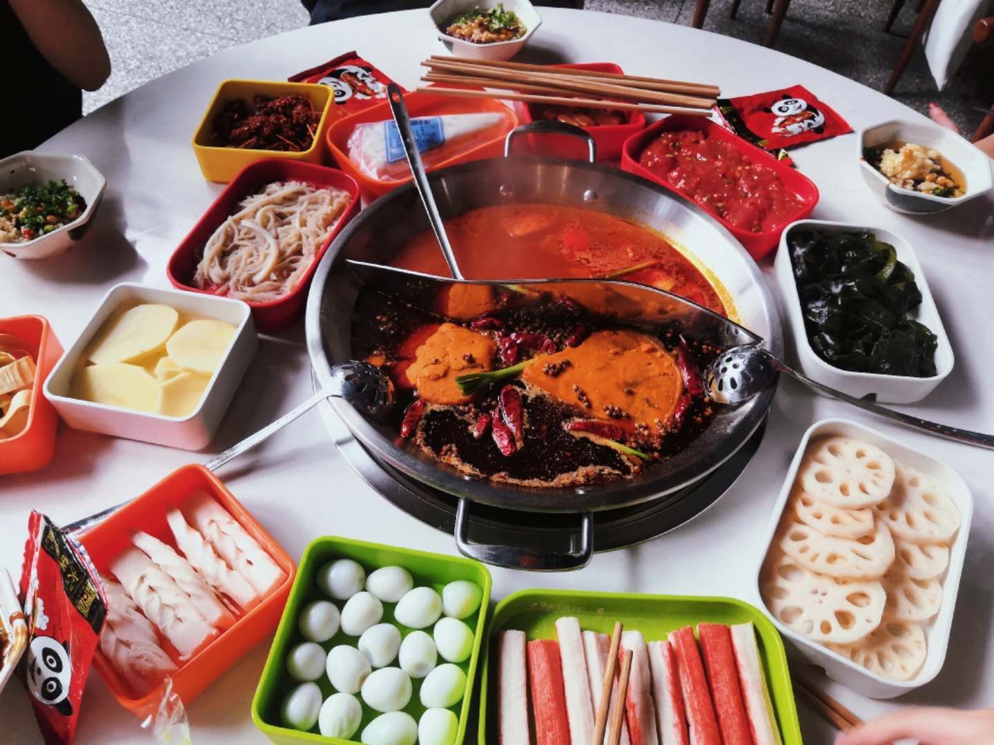 四川一高校食堂开设火锅窗口，学生自选菜品30元吃到饱