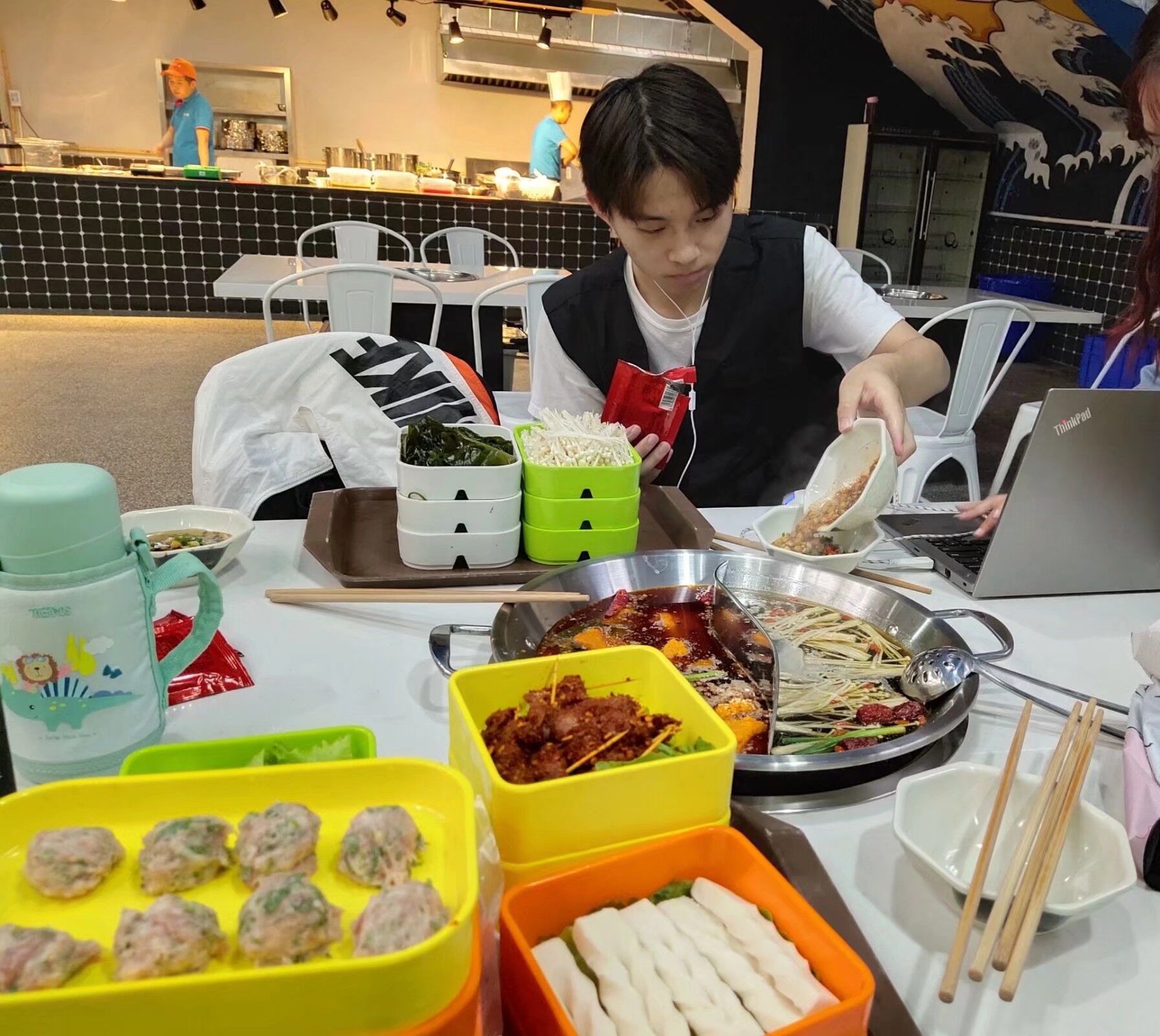 四川一高校食堂开设火锅窗口，学生自选菜品30元吃到饱