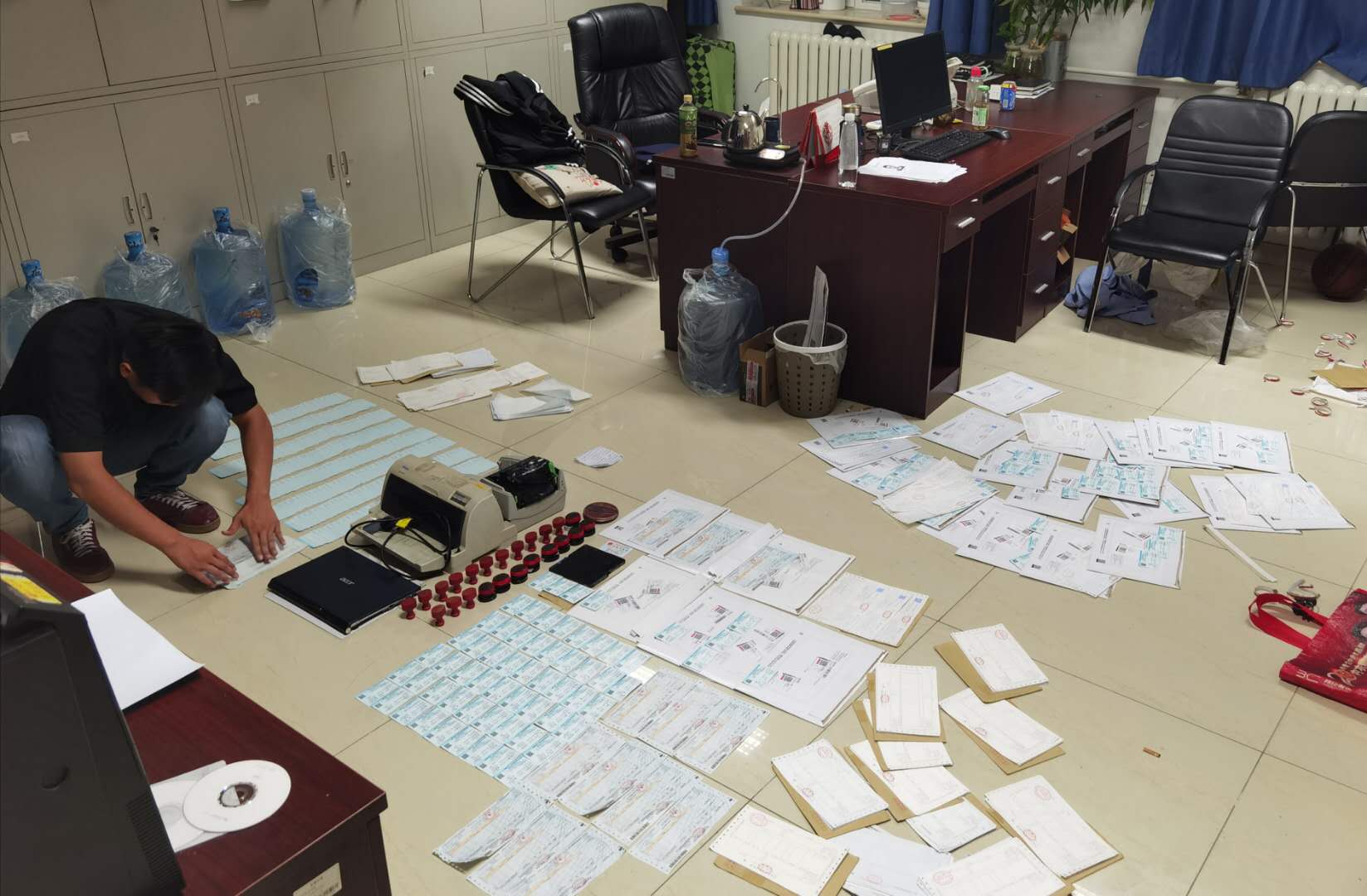 北京铁警抓获5旬票贩，当场缴获假火车票近400张